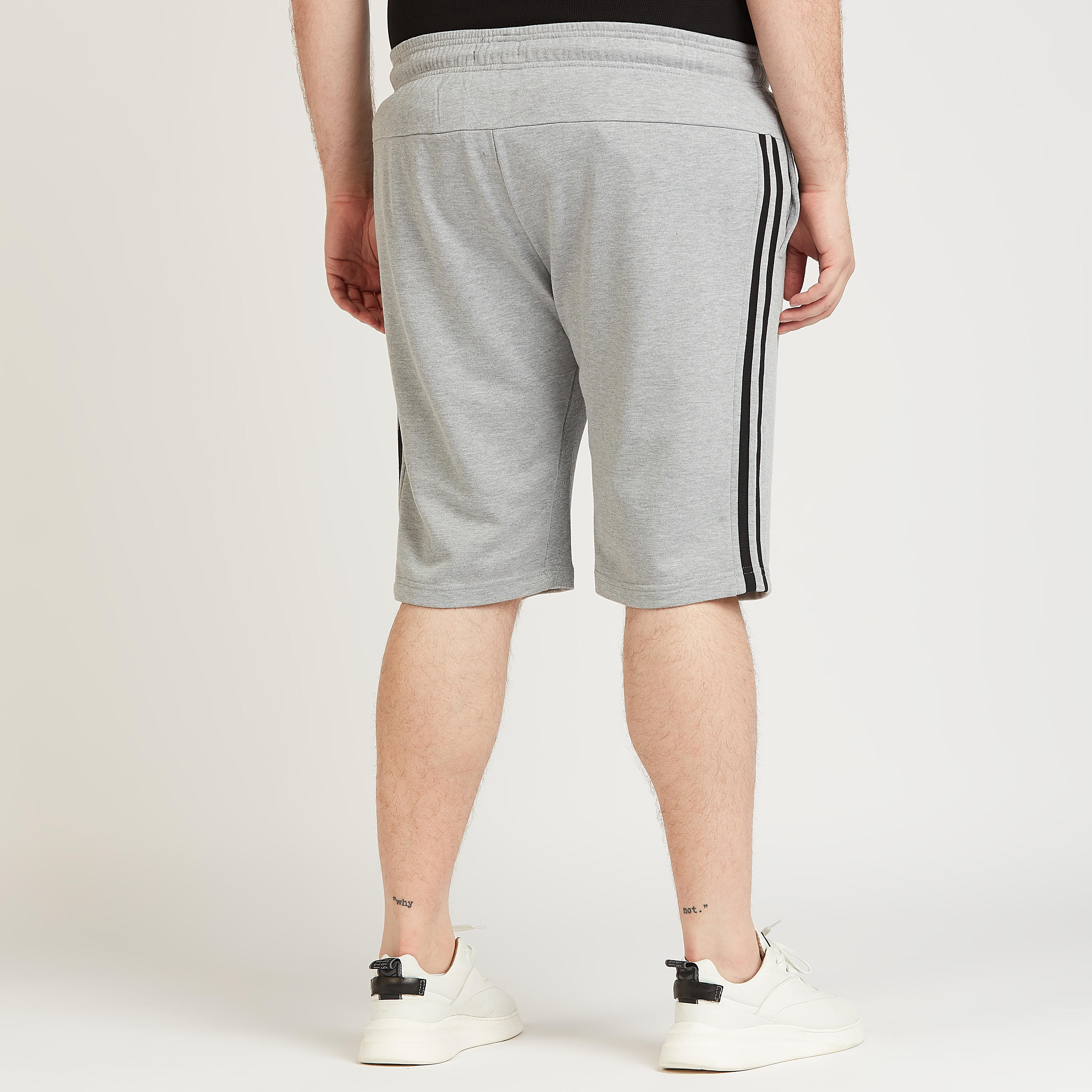 شورت سادة بخصر متوسط الارتفاع ورباط وجيوب-men-clothing-bottoms-shorts-image-4