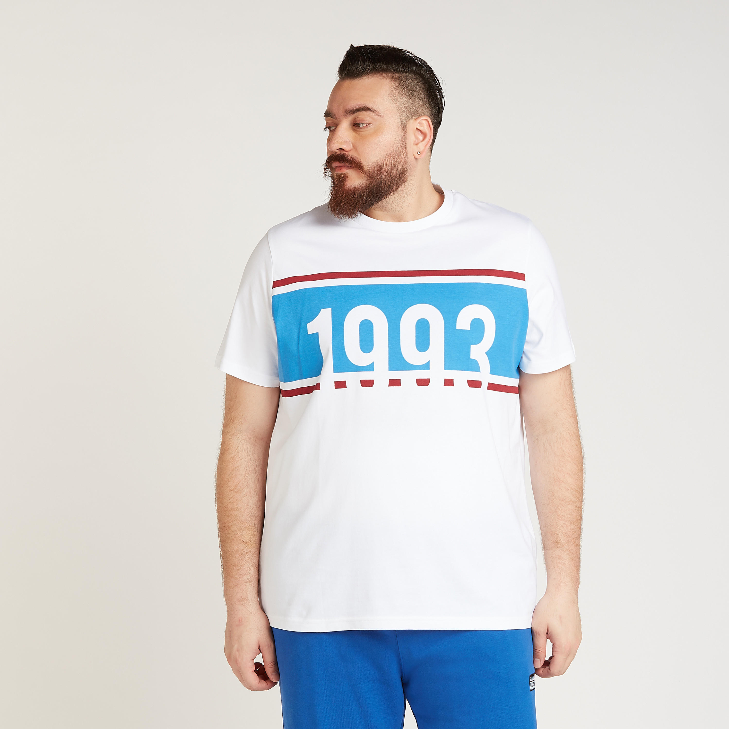 تيشيرت بياقة ضيّقة وأكمام قصيرة وطبعات تايبوجرافيك-men-clothing-tshirtsandpolos-tshirts-image-4