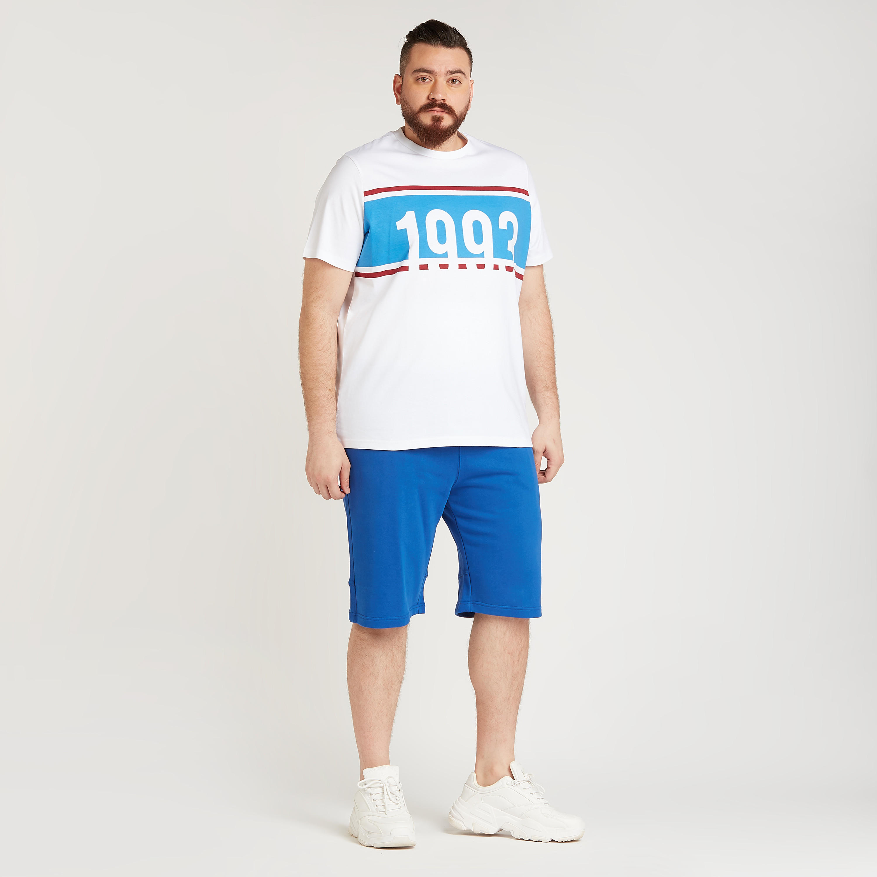 تيشيرت بياقة ضيّقة وأكمام قصيرة وطبعات تايبوجرافيك-men-clothing-tshirtsandpolos-tshirts-image-3