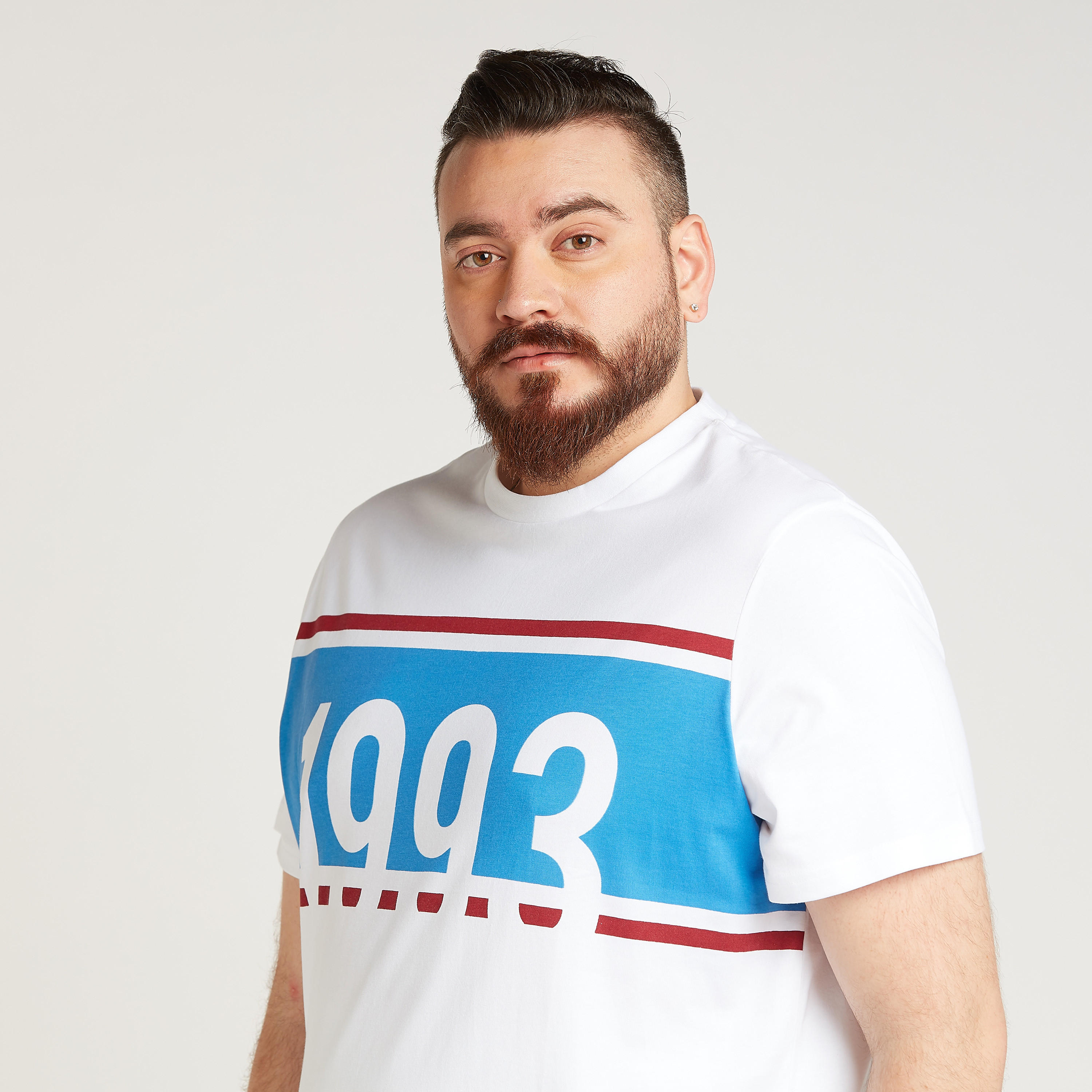 تيشيرت بياقة ضيّقة وأكمام قصيرة وطبعات تايبوجرافيك-men-clothing-tshirtsandpolos-tshirts-image-2