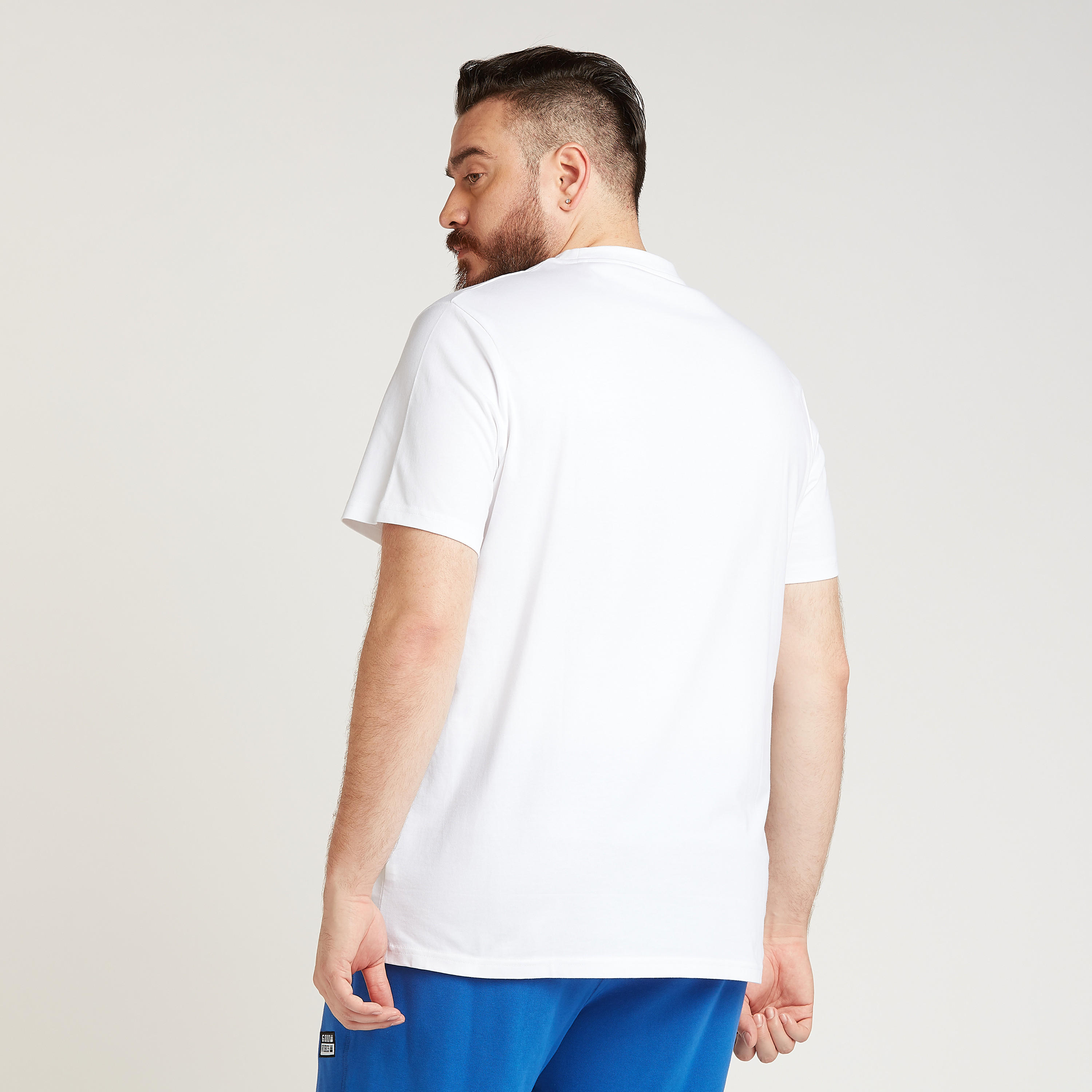 تيشيرت بياقة ضيّقة وأكمام قصيرة وطبعات تايبوجرافيك-men-clothing-tshirtsandpolos-tshirts-image-1