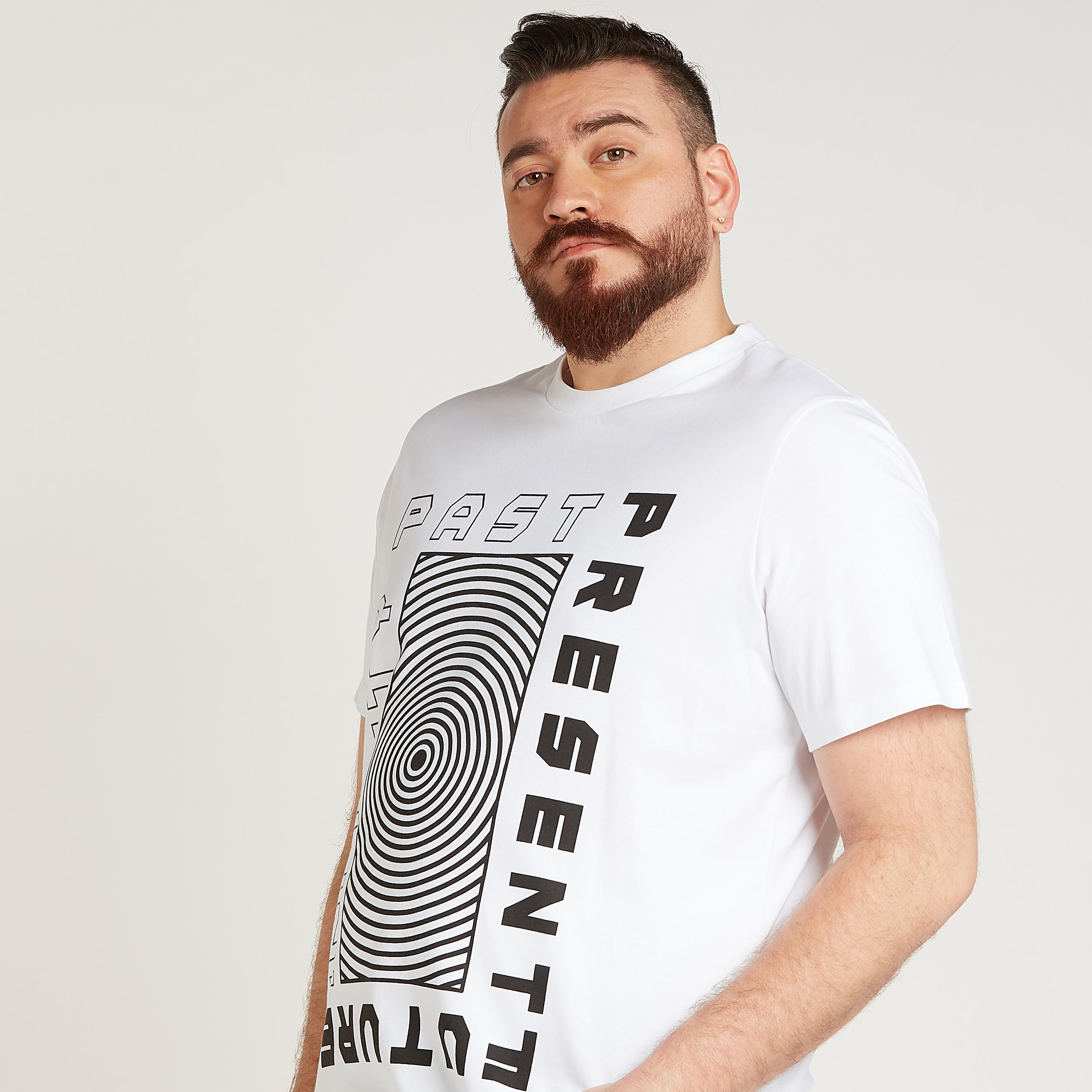 تيشيرت  بياقة ضيّقة وأكمام قصيرة وطبعات-men-clothing-tshirtsandpolos-tshirts-image-3