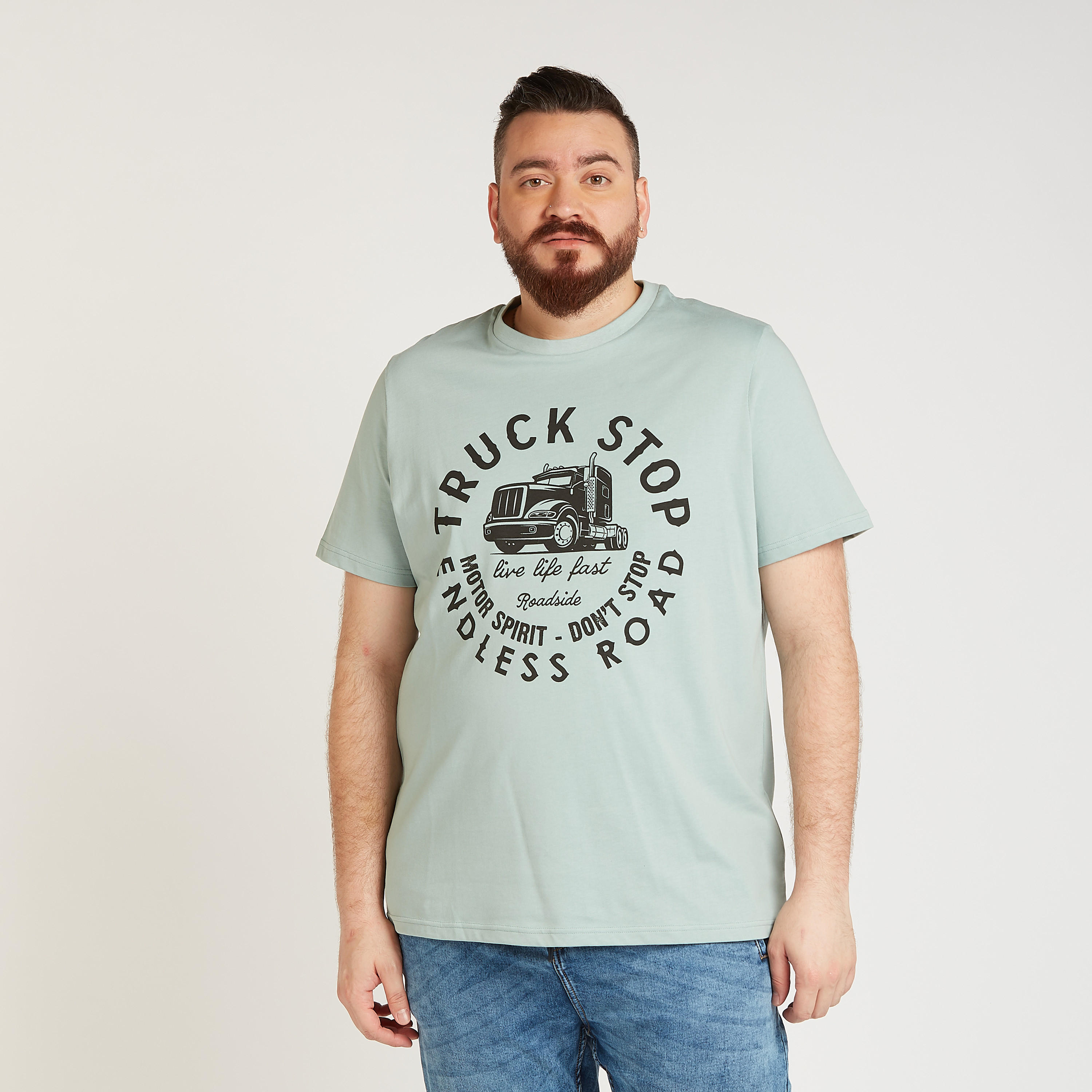 تيشيرت بياقة ضيّقة وأكمام قصيرة وطبعات تايبوجرافيك-men-clothing-tshirtsandpolos-tshirts-image-1