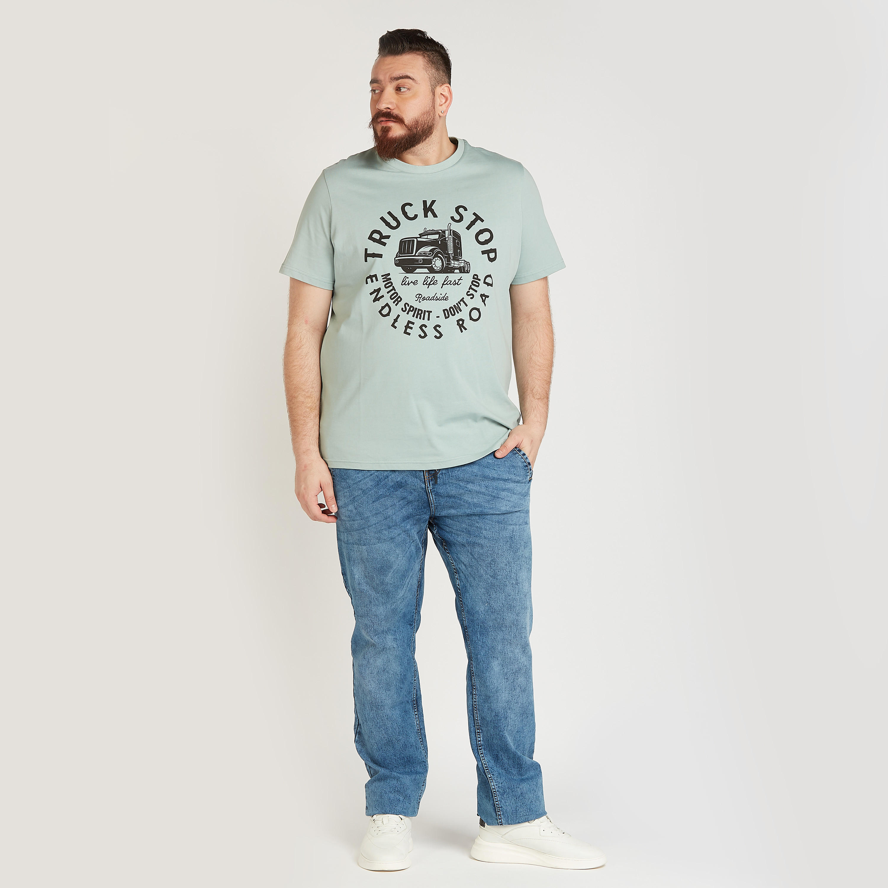 تيشيرت بياقة ضيّقة وأكمام قصيرة وطبعات تايبوجرافيك-men-clothing-tshirtsandpolos-tshirts-image-2