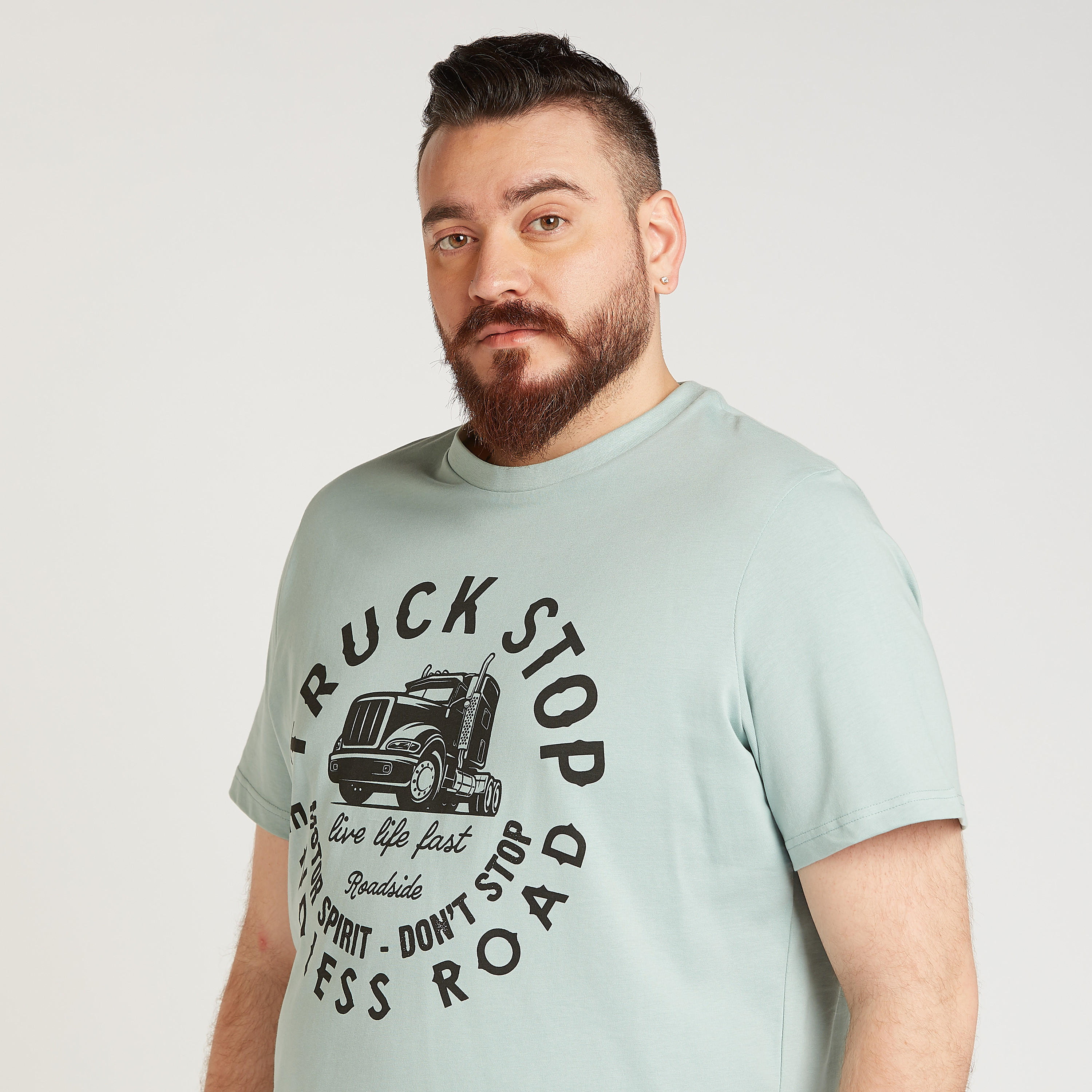 تيشيرت بياقة ضيّقة وأكمام قصيرة وطبعات تايبوجرافيك-men-clothing-tshirtsandpolos-tshirts-image-3
