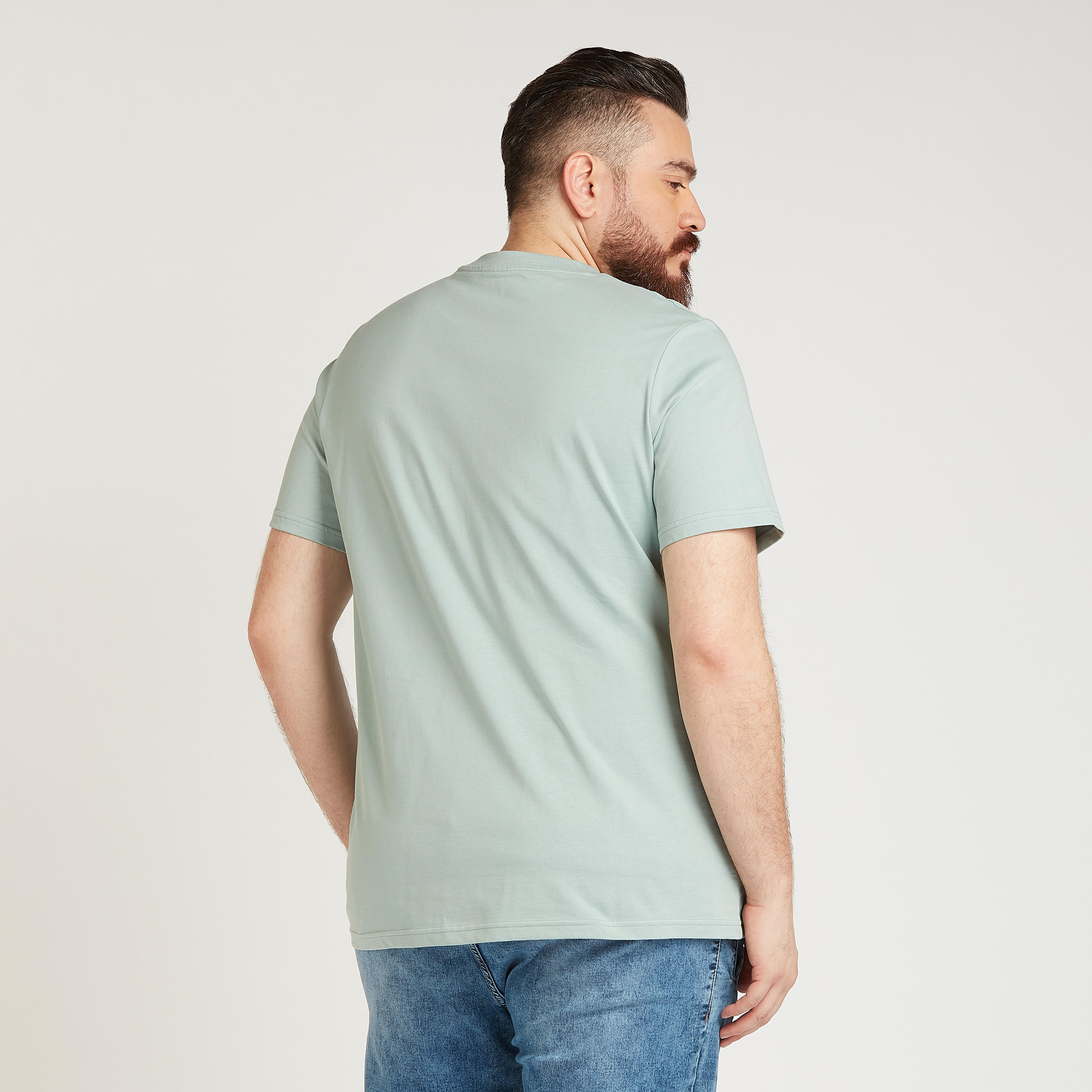 تيشيرت بياقة ضيّقة وأكمام قصيرة وطبعات تايبوجرافيك-men-clothing-tshirtsandpolos-tshirts-image-4