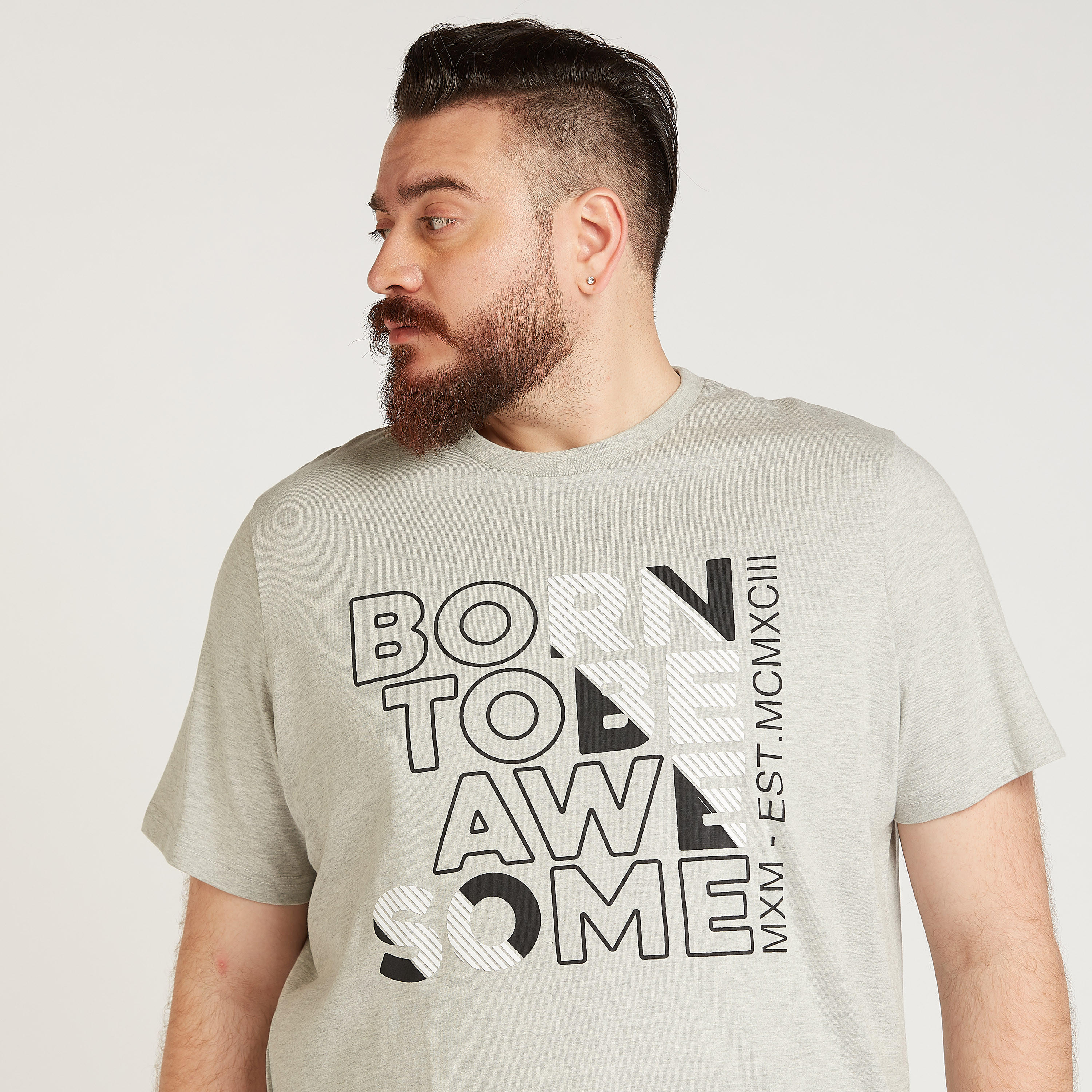 تيشيرت بياقة ضيّقة وأكمام قصيرة وطبعات-men-clothing-tshirtsandpolos-tshirts-image-2