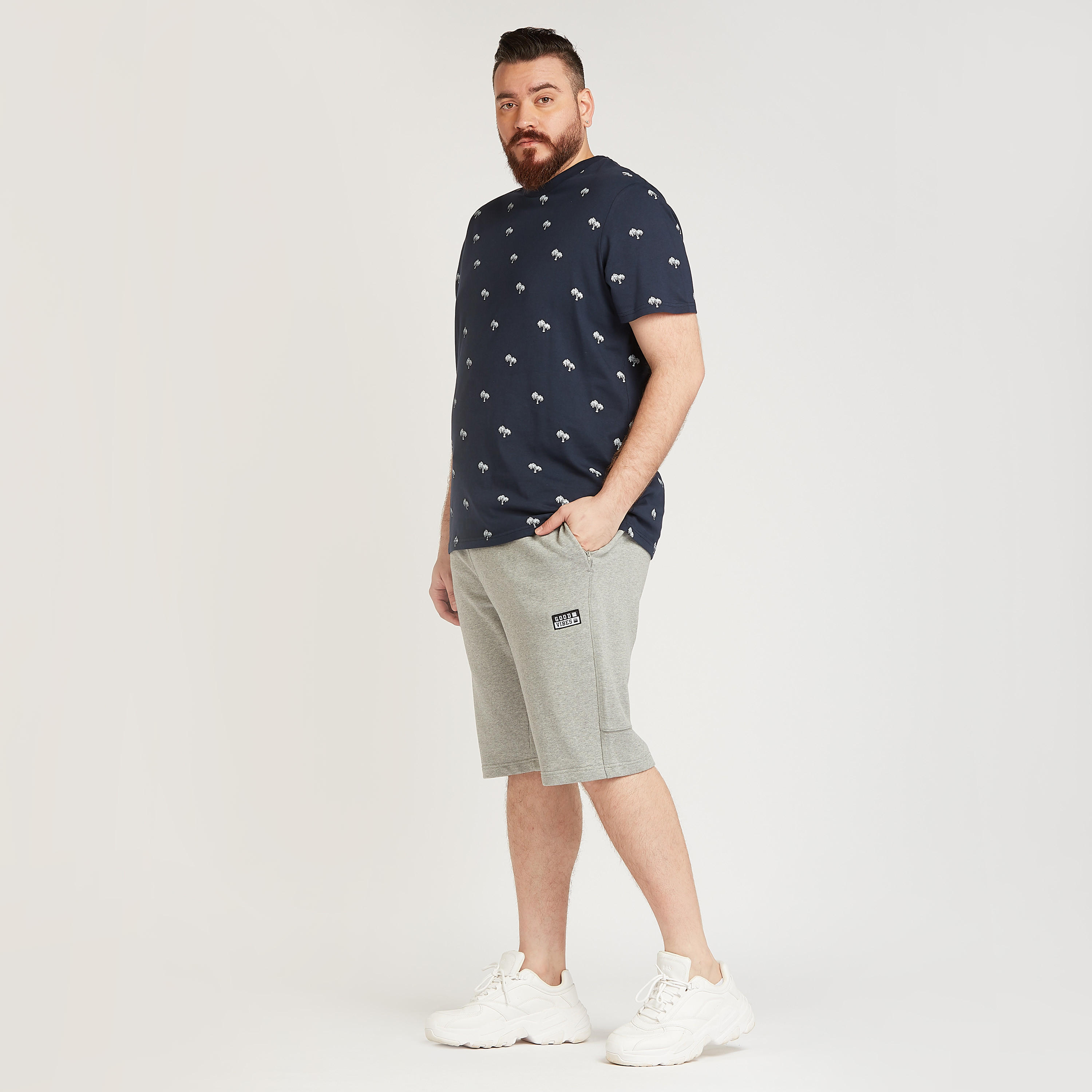 تيشيرت بياقة ضيّقة وأكمام قصيرة وطبعات-men-clothing-tshirtsandpolos-tshirts-image-3