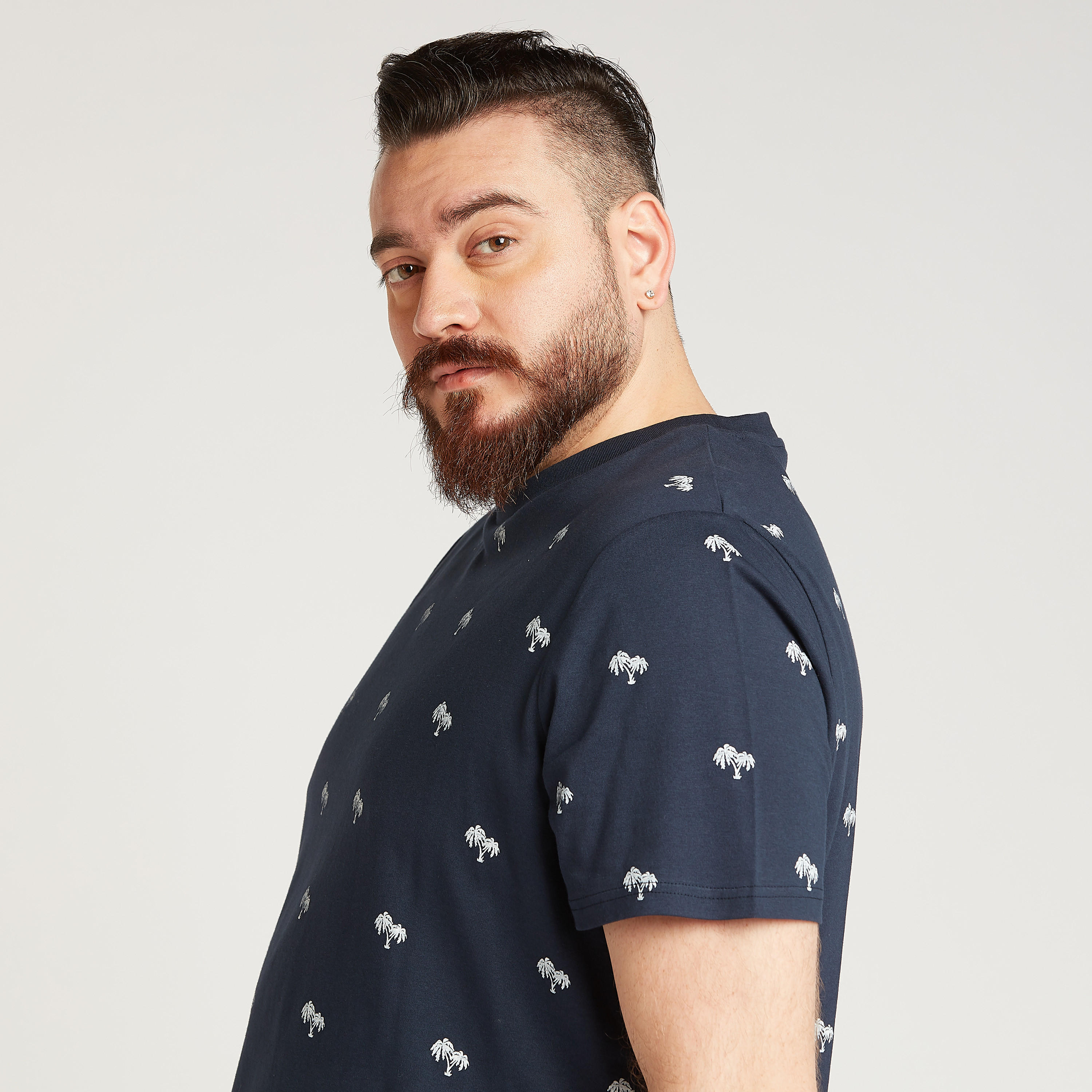 تيشيرت بياقة ضيّقة وأكمام قصيرة وطبعات-men-clothing-tshirtsandpolos-tshirts-image-2