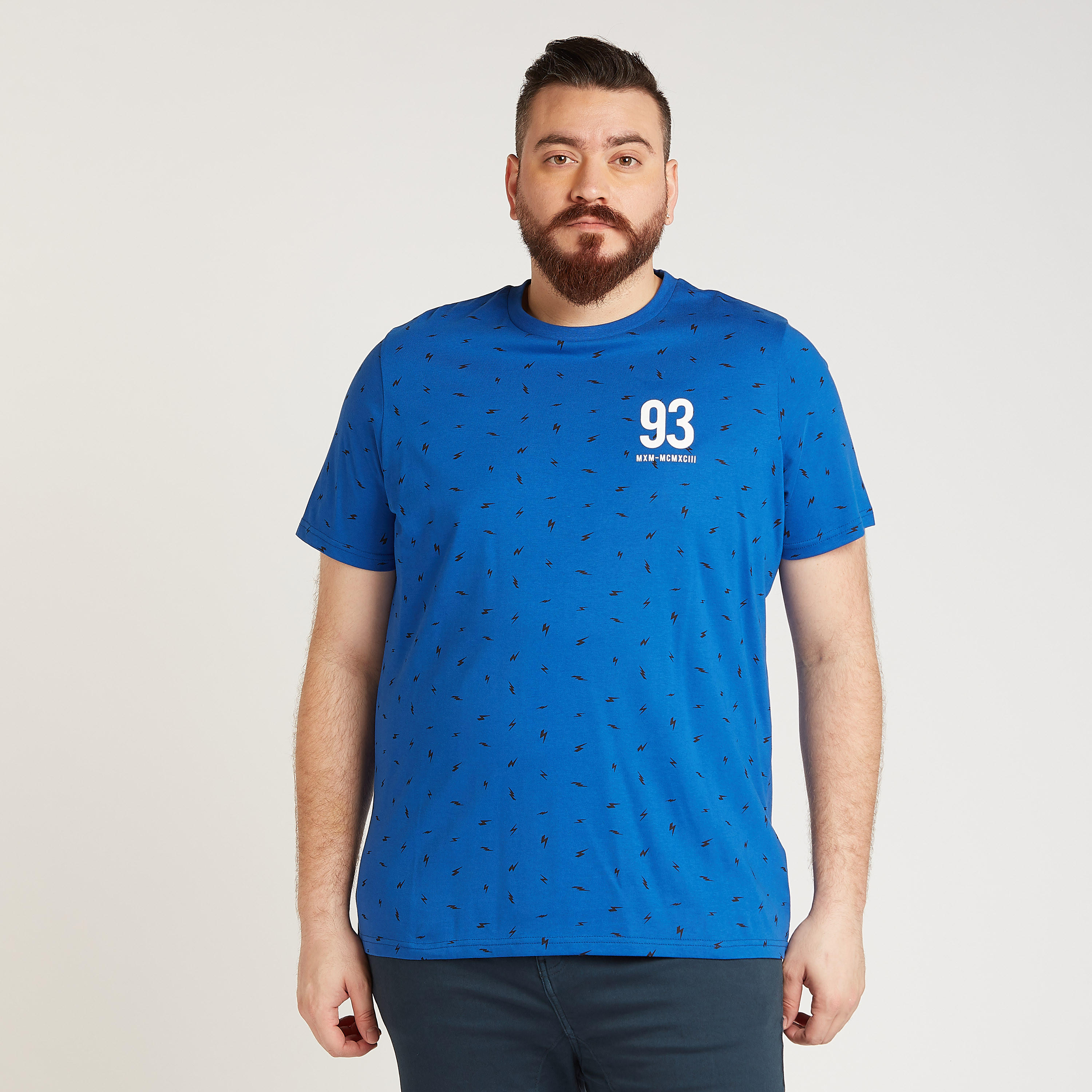 تيشيرت  بياقة ضيّقة وأكمام قصيرة وطبعات-men-clothing-tshirtsandpolos-tshirts-image-1
