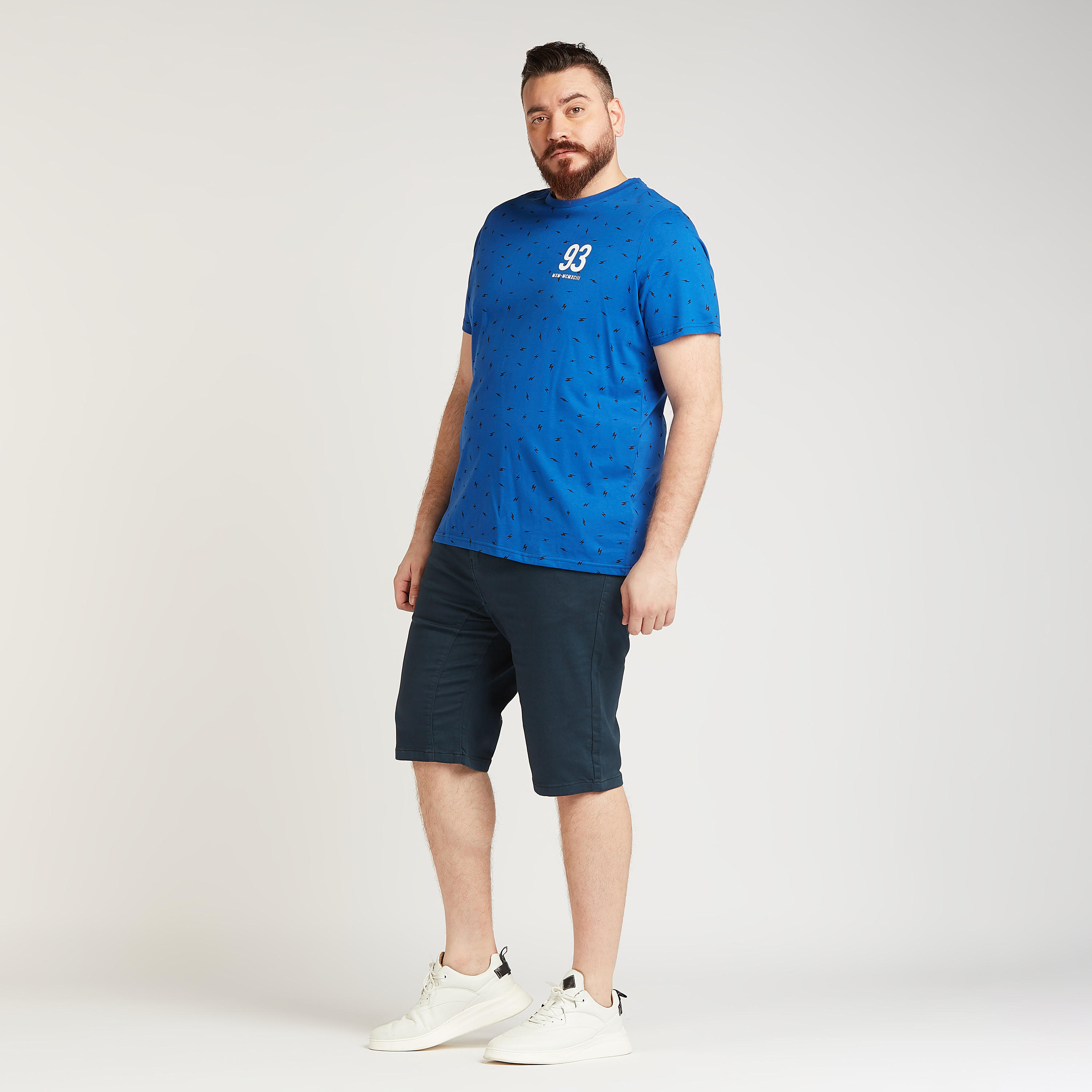 تيشيرت  بياقة ضيّقة وأكمام قصيرة وطبعات-men-clothing-tshirtsandpolos-tshirts-image-2