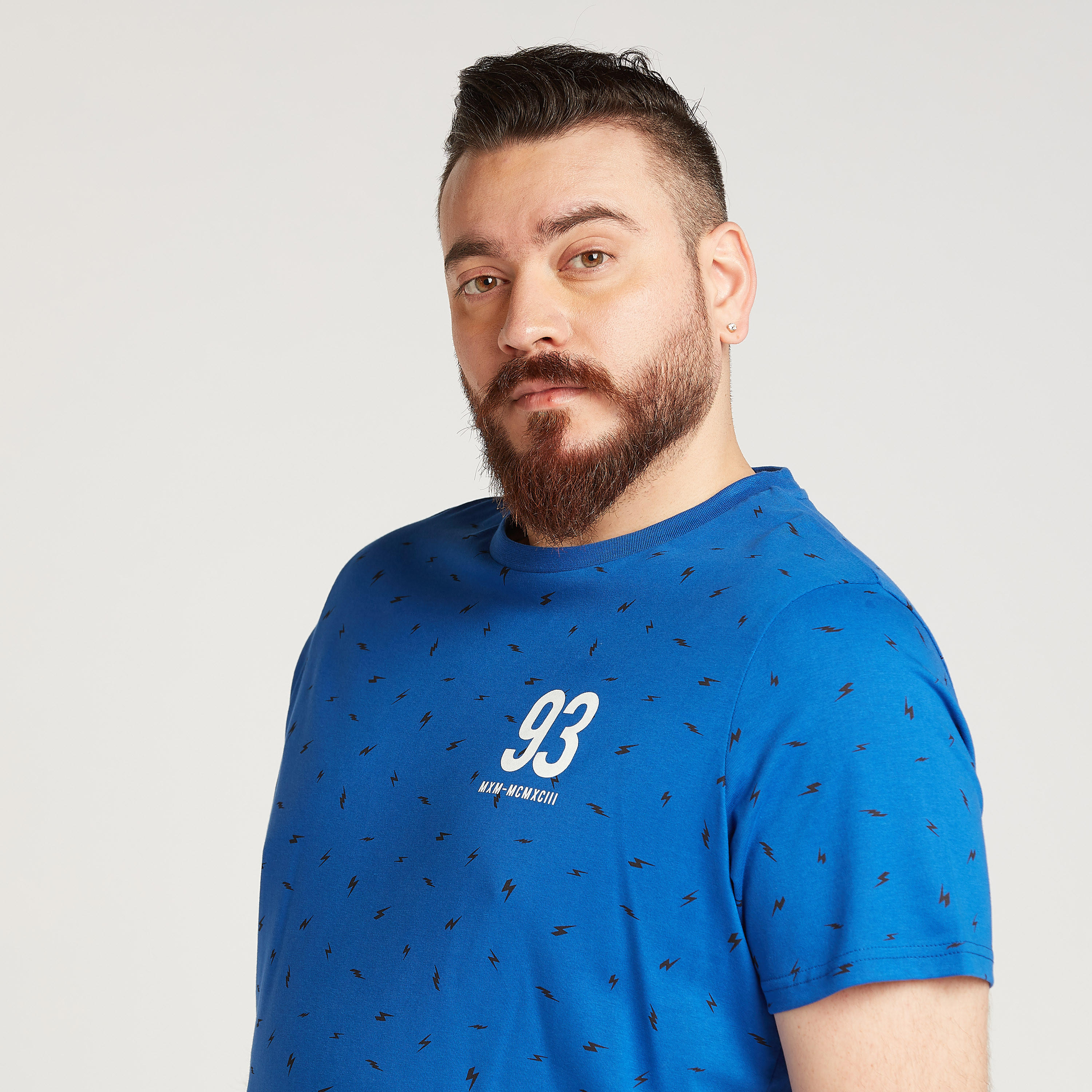 تيشيرت  بياقة ضيّقة وأكمام قصيرة وطبعات-men-clothing-tshirtsandpolos-tshirts-image-3