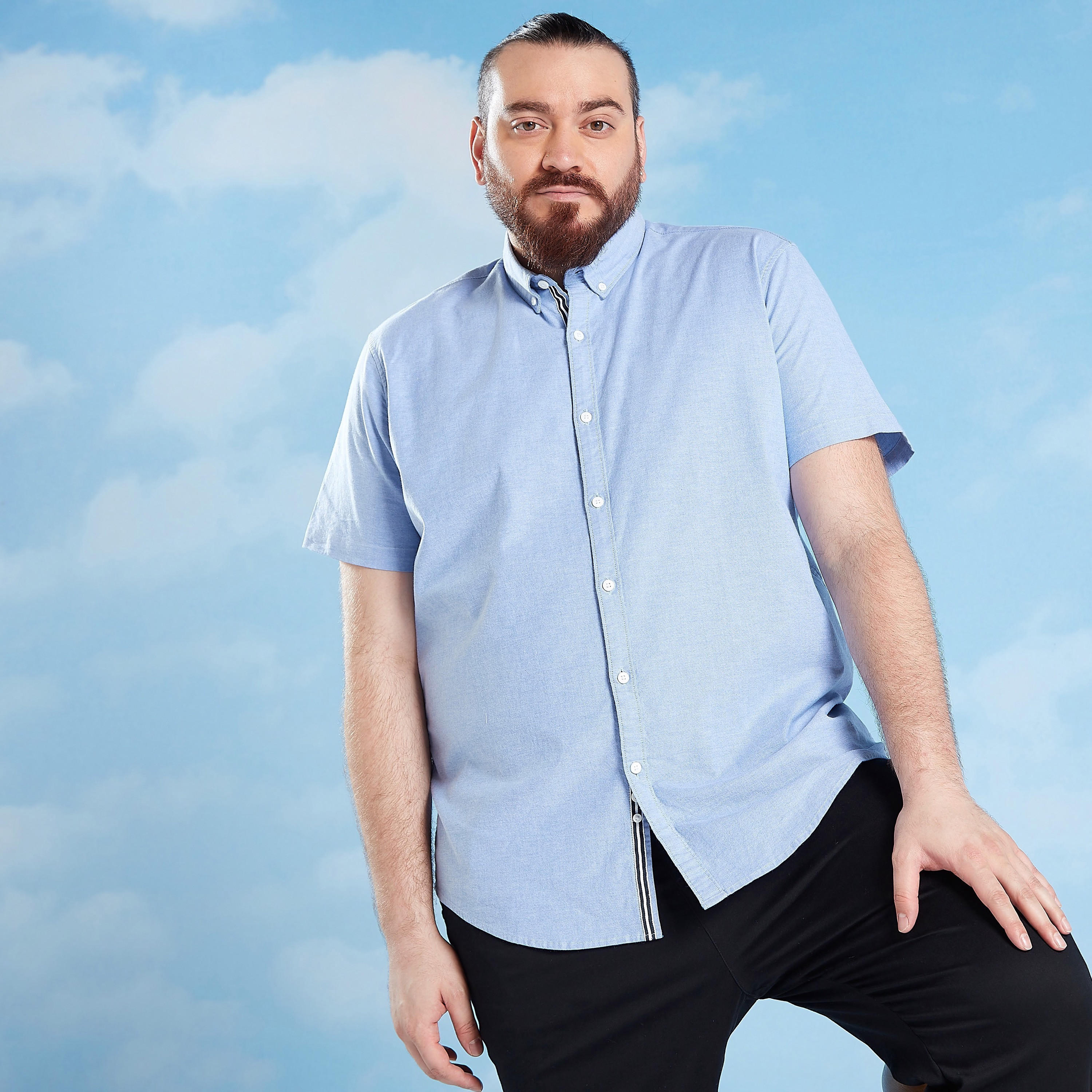 قميص سادة بياقة وقصّة عادية وأكمام قصيرة-men-clothing-shirts-image-5