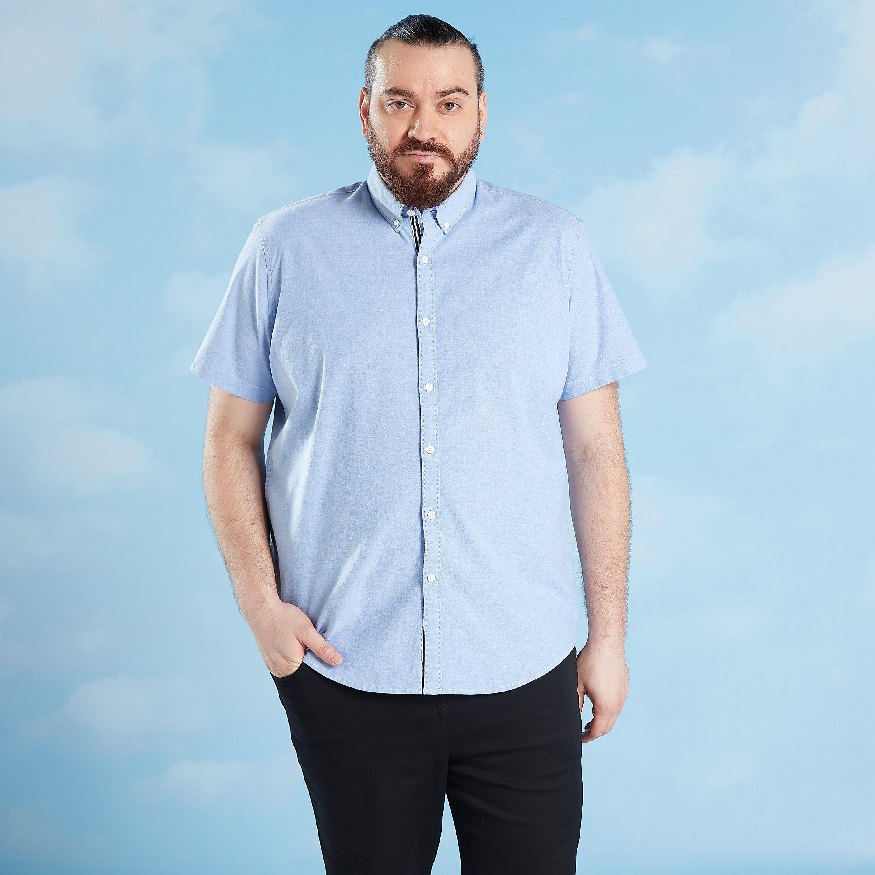 قميص سادة بياقة وقصّة عادية وأكمام قصيرة-men-clothing-shirts-image-4