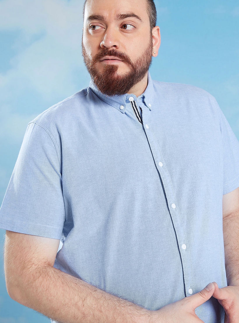 قميص سادة بياقة وقصّة عادية وأكمام قصيرة-men-clothing-shirts-image-2