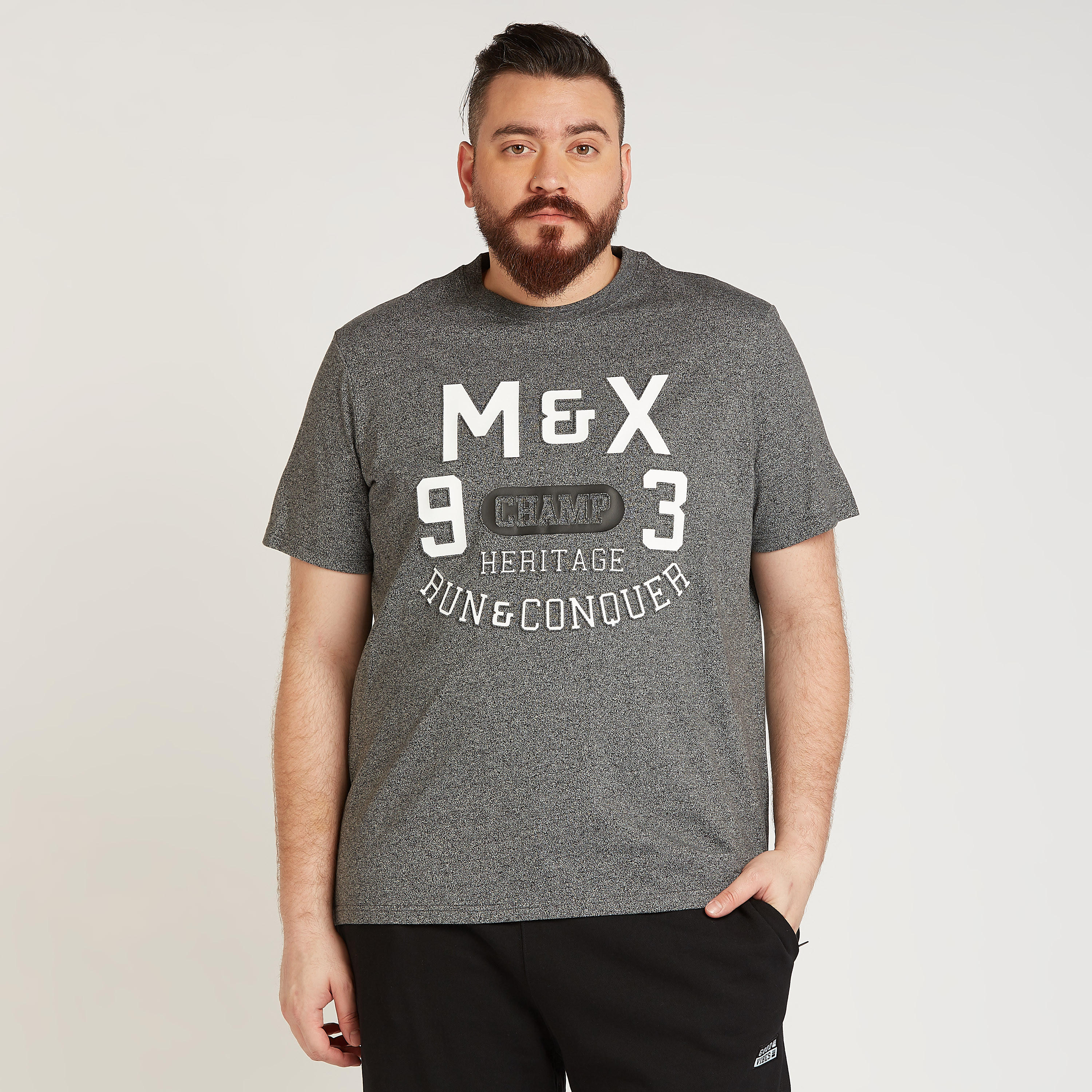 تيشيرت بياقة ضيّقة وأكمام قصيرة وطبعات تايبوجرافيك-men-clothing-tshirtsandpolos-tshirts-image-4