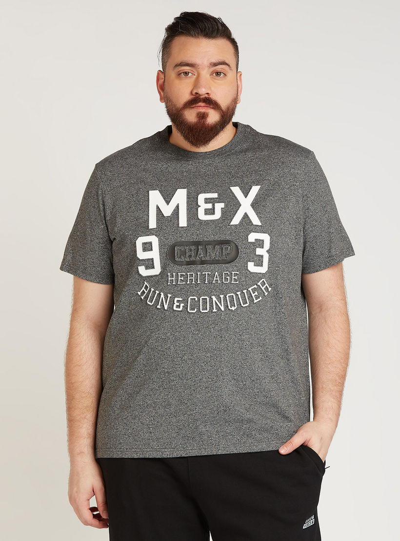 تيشيرت بياقة ضيّقة وأكمام قصيرة وطبعات تايبوجرافيك-men-clothing-tshirtsandpolos-tshirts-image-4
