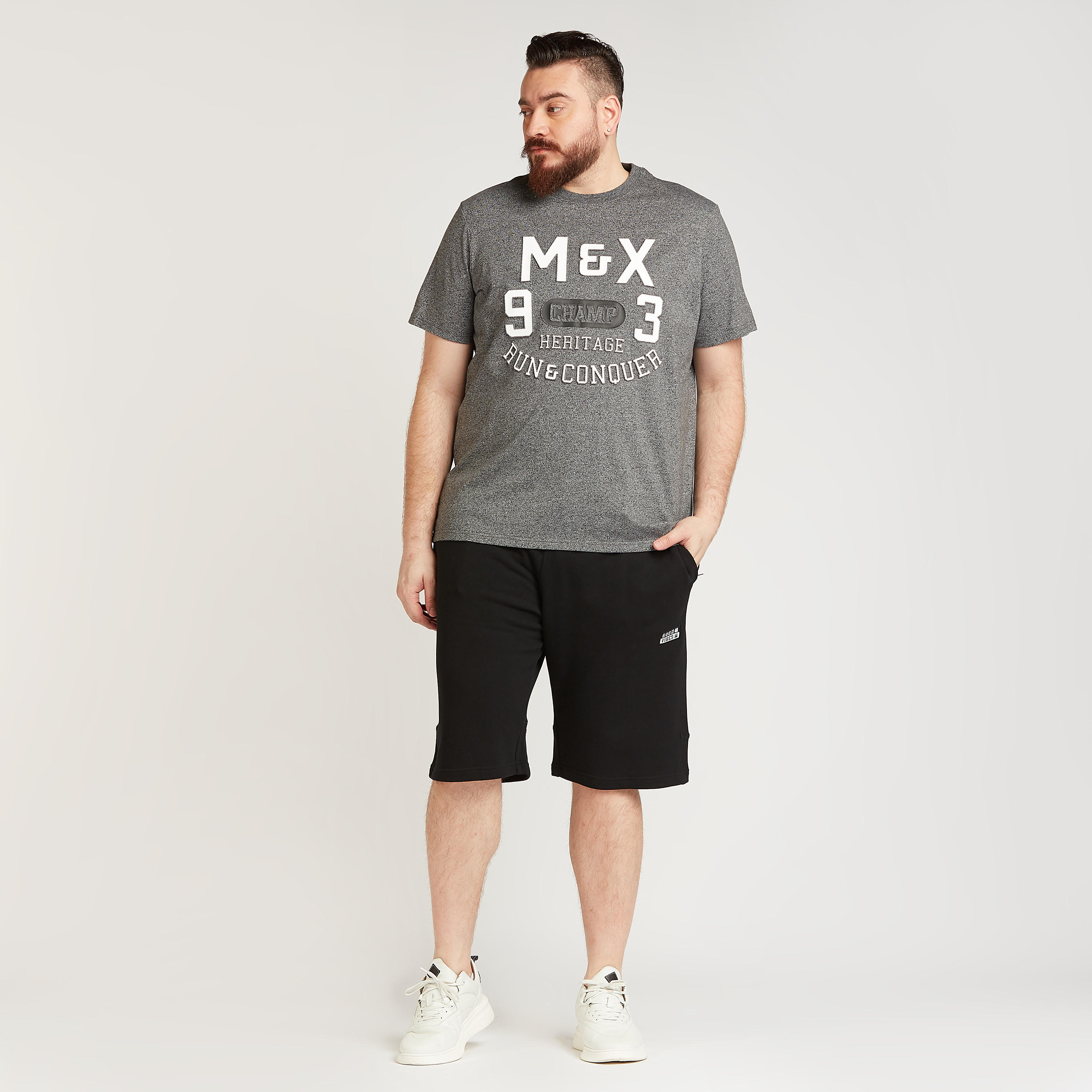 تيشيرت بياقة ضيّقة وأكمام قصيرة وطبعات تايبوجرافيك-men-clothing-tshirtsandpolos-tshirts-image-3