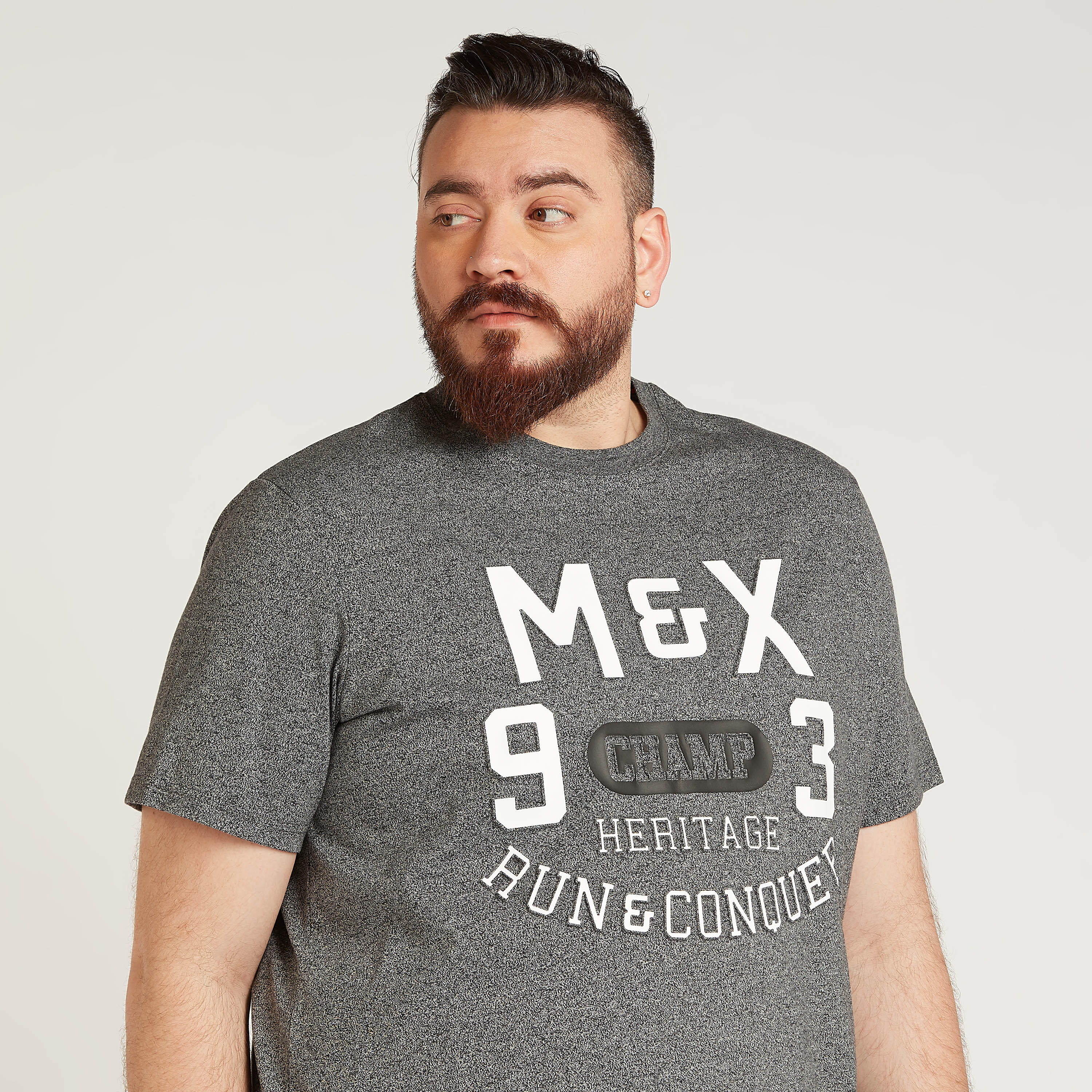 تيشيرت بياقة ضيّقة وأكمام قصيرة وطبعات تايبوجرافيك-men-clothing-tshirtsandpolos-tshirts-image-2