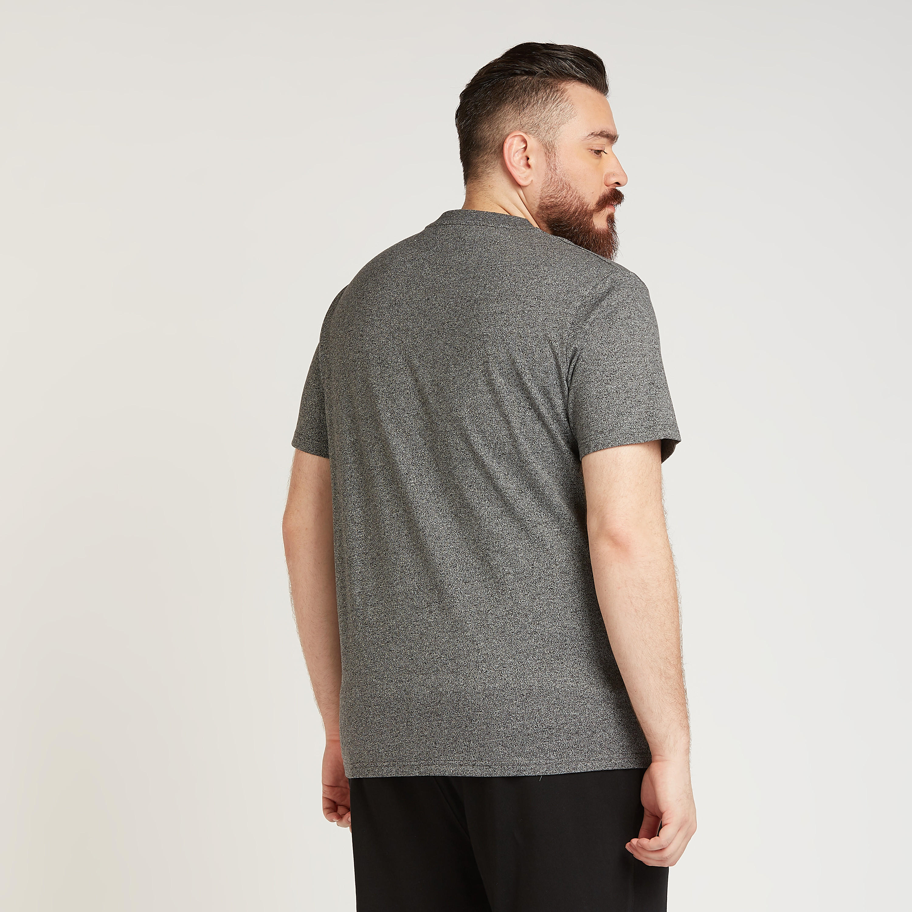تيشيرت بياقة ضيّقة وأكمام قصيرة وطبعات تايبوجرافيك-men-clothing-tshirtsandpolos-tshirts-image-1