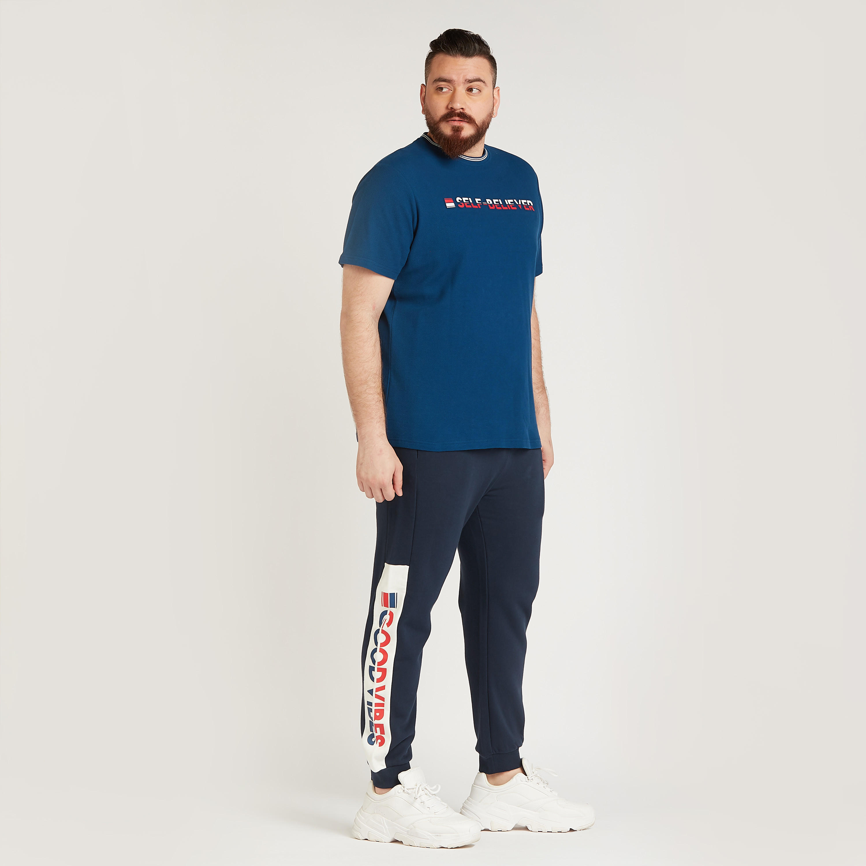 تيشيرت  بياقة ضيّقة وأكمام قصيرة وطبعات-men-clothing-tshirtsandpolos-tshirts-image-2