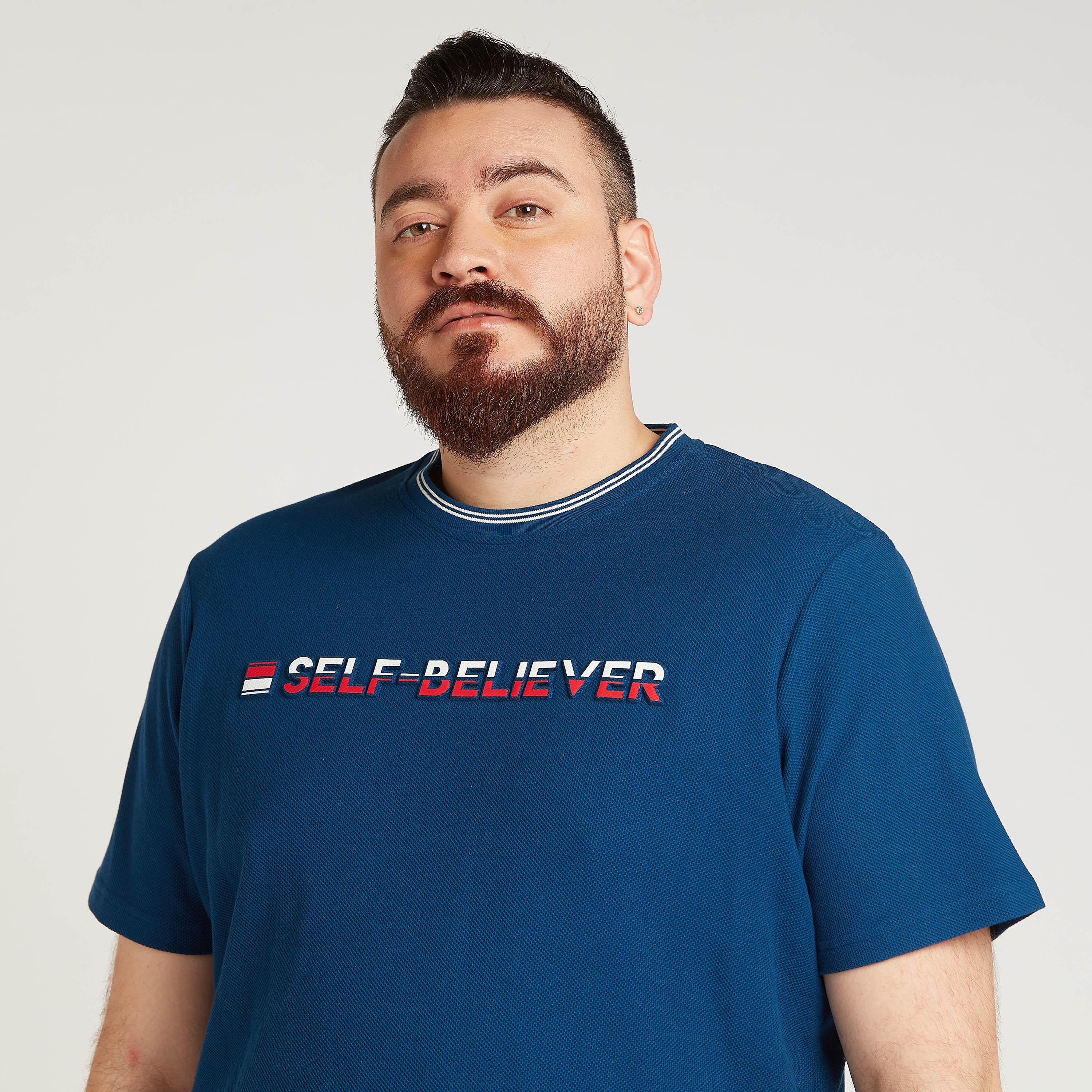 تيشيرت  بياقة ضيّقة وأكمام قصيرة وطبعات-men-clothing-tshirtsandpolos-tshirts-image-3