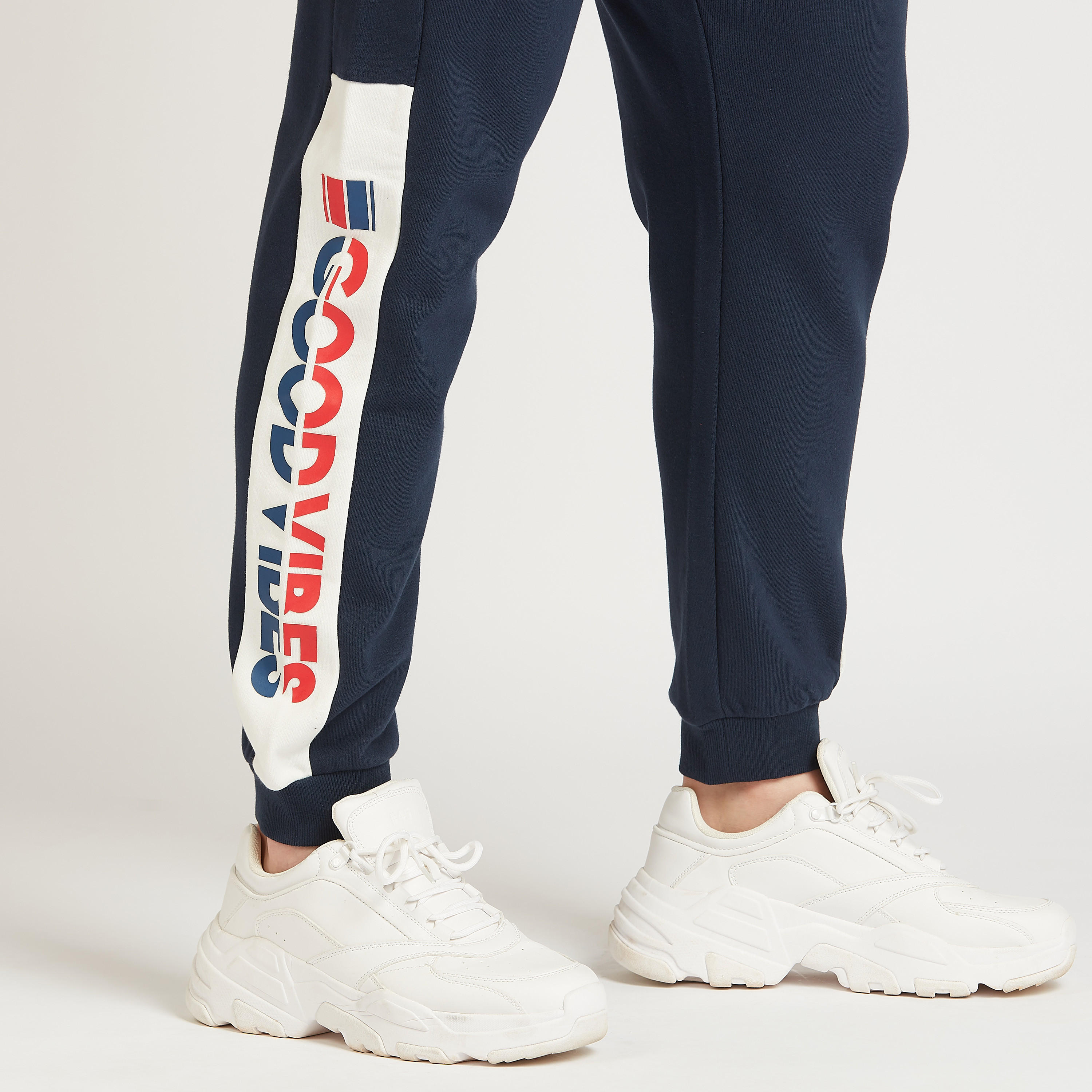 بنطلون رياضي طويل سادة بخصر متوسّط الارتفاع ورباط إغلاق وجيوب-men-clothing-bottoms-joggers-image-3