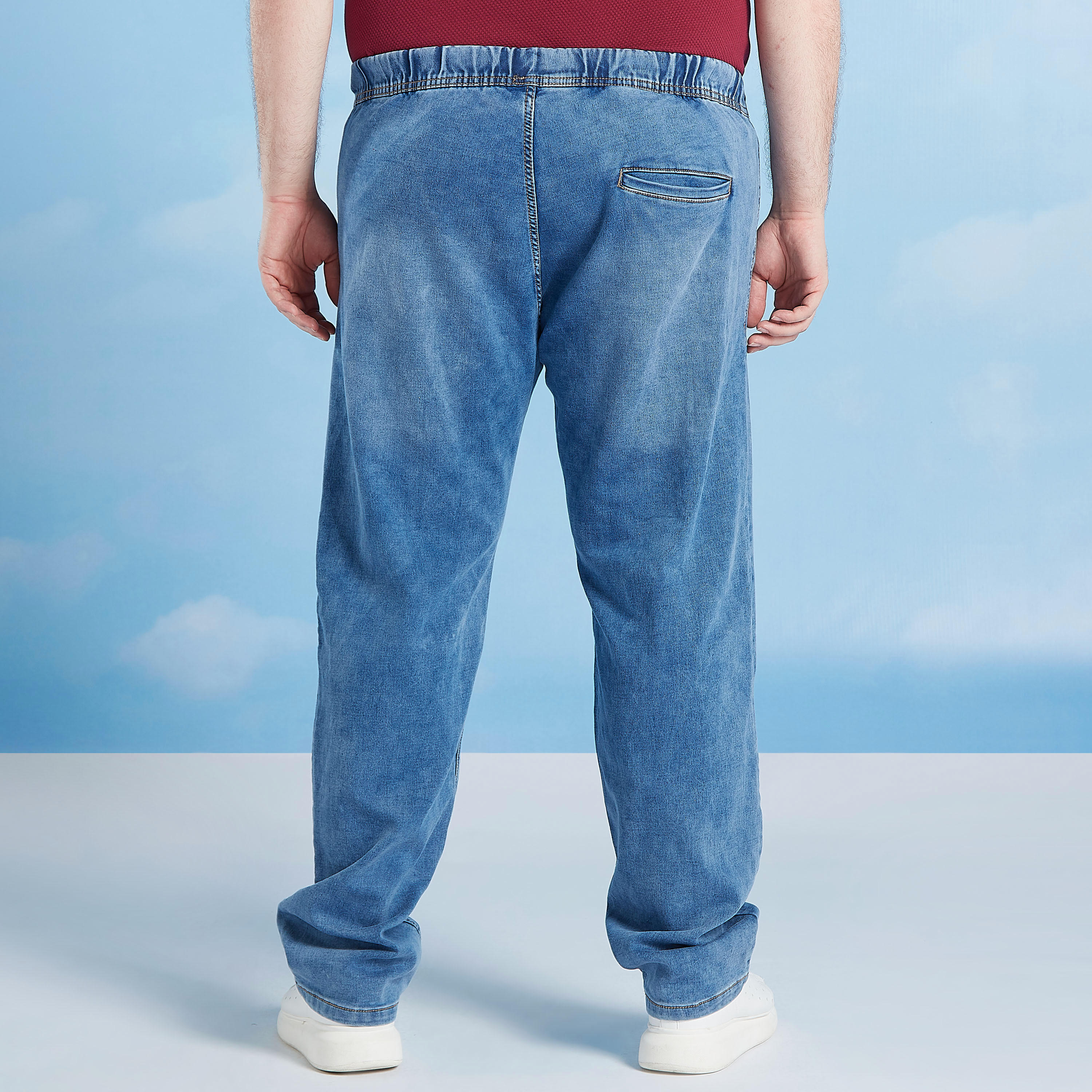 بنطلون جينز سادة بجيوب وخصر مطّاطي متوسّط الإرتفاع-men-clothing-bottoms-jeans-image-4
