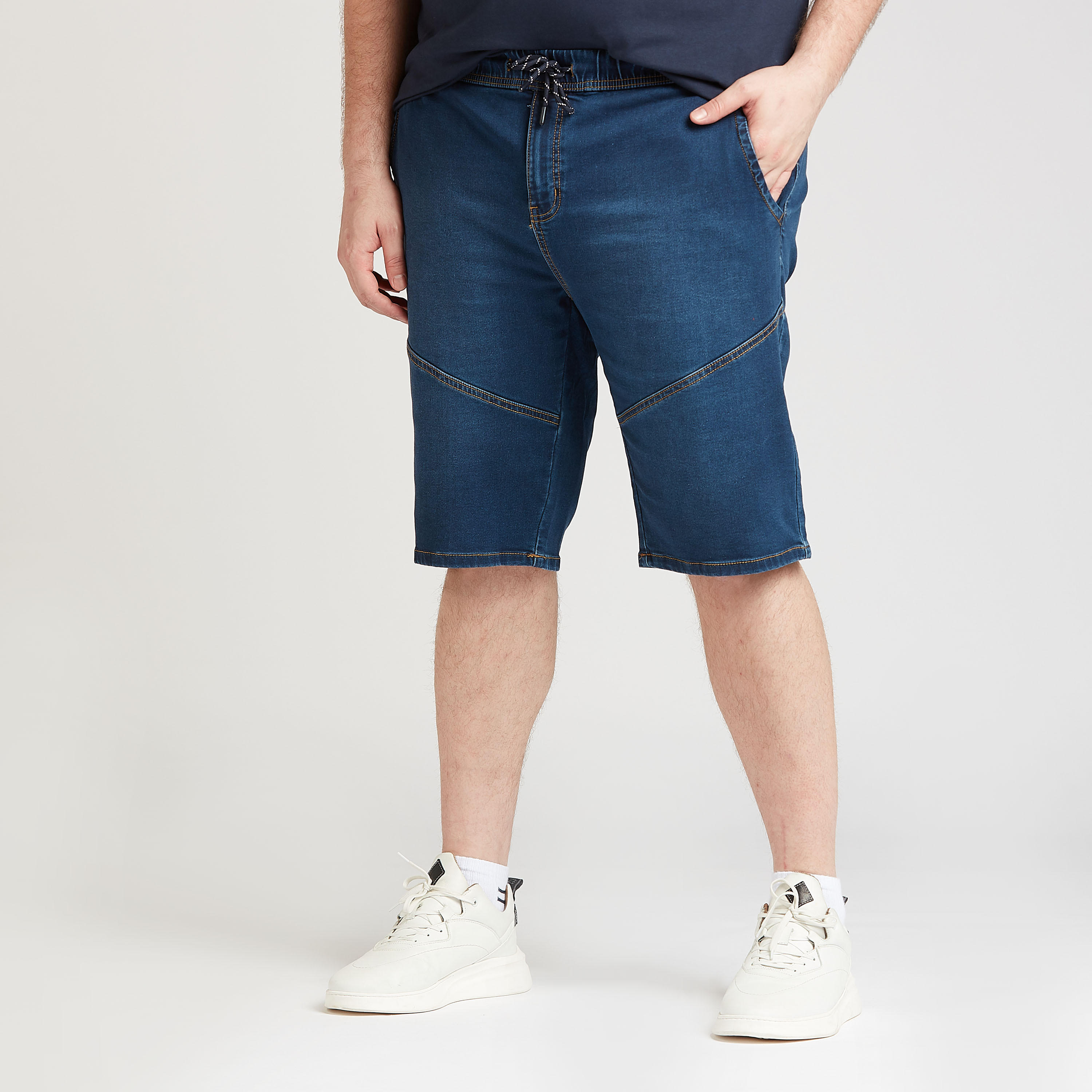 شورت دينم مستدام بتفاصيل جيوب ورباط-men-clothing-bottoms-shorts-image-1