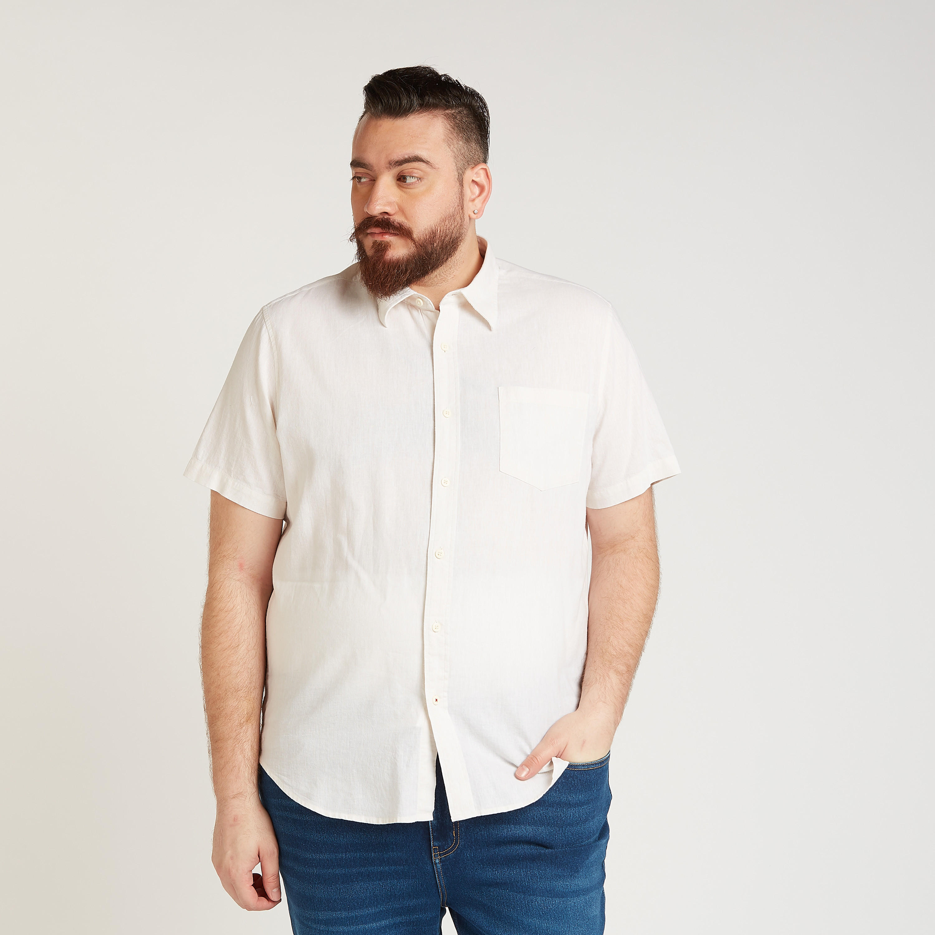 قميص كتّان سادة بأكمام قصيرة وجيب على الصدر-men-clothing-shirts-image-1