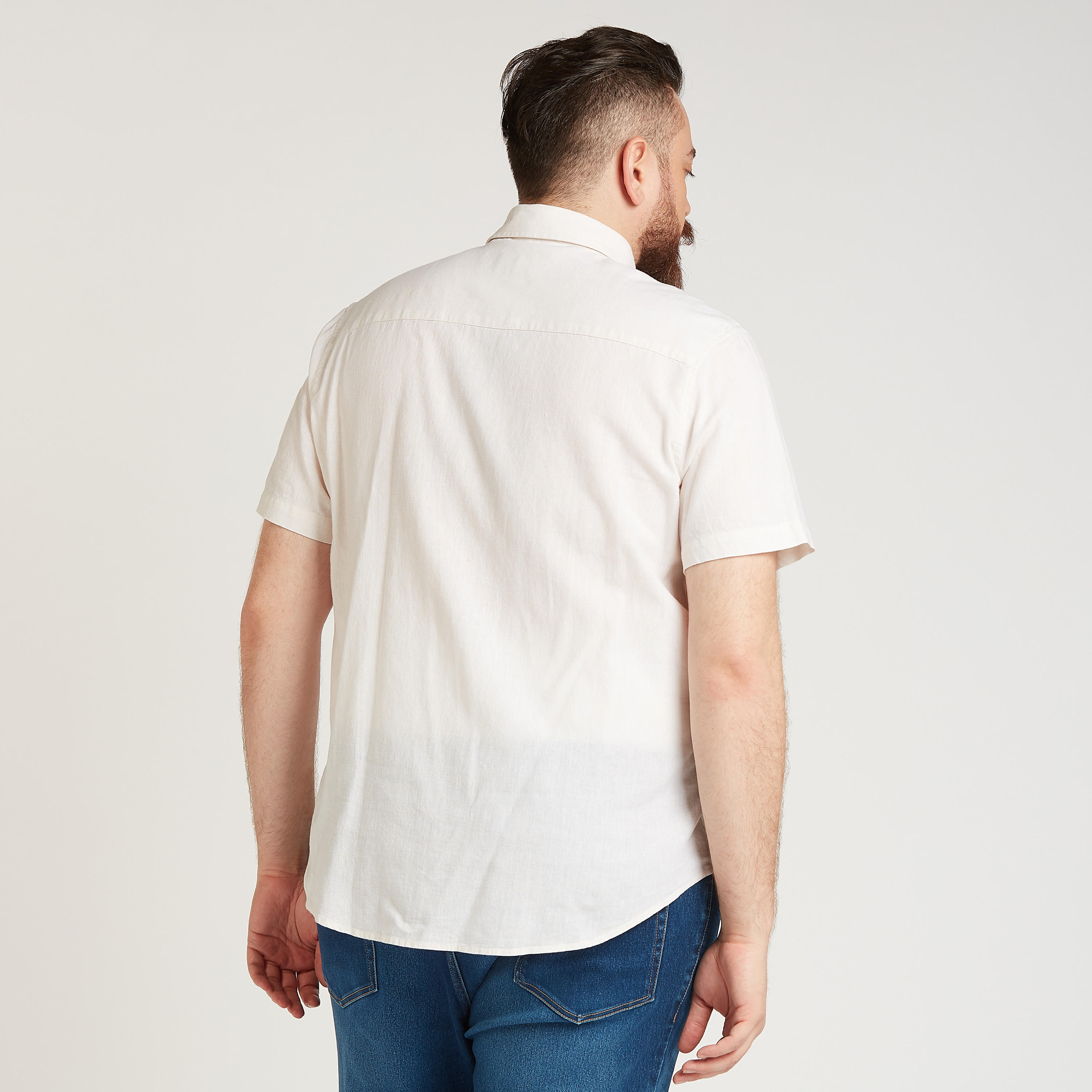 قميص كتّان سادة بأكمام قصيرة وجيب على الصدر-men-clothing-shirts-image-4