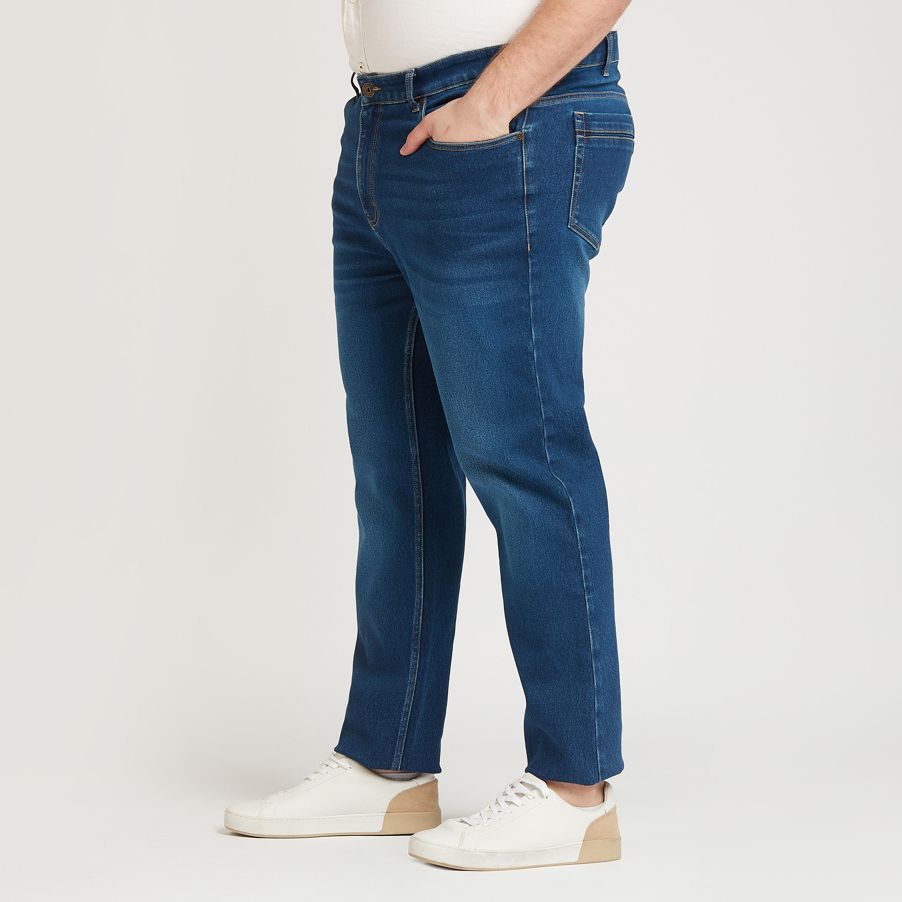 بنطلون جينز سادة طويل بتفاصيل جيوب وعراوي-men-clothing-bottoms-jeans-image-3