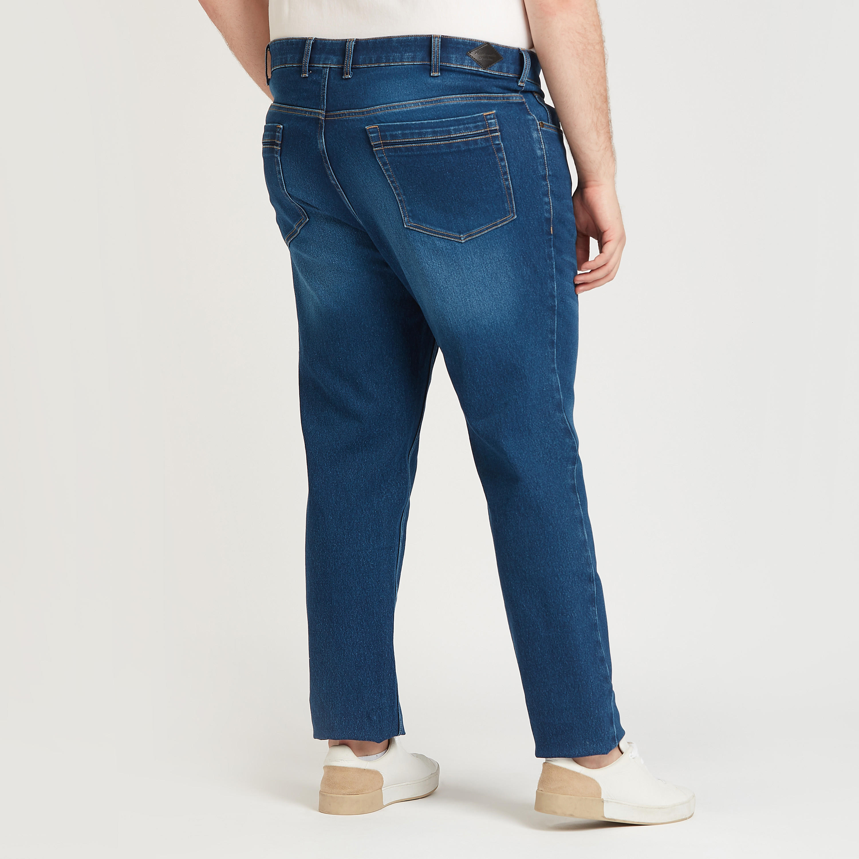 بنطلون جينز سادة طويل بتفاصيل جيوب وعراوي-men-clothing-bottoms-jeans-image-4