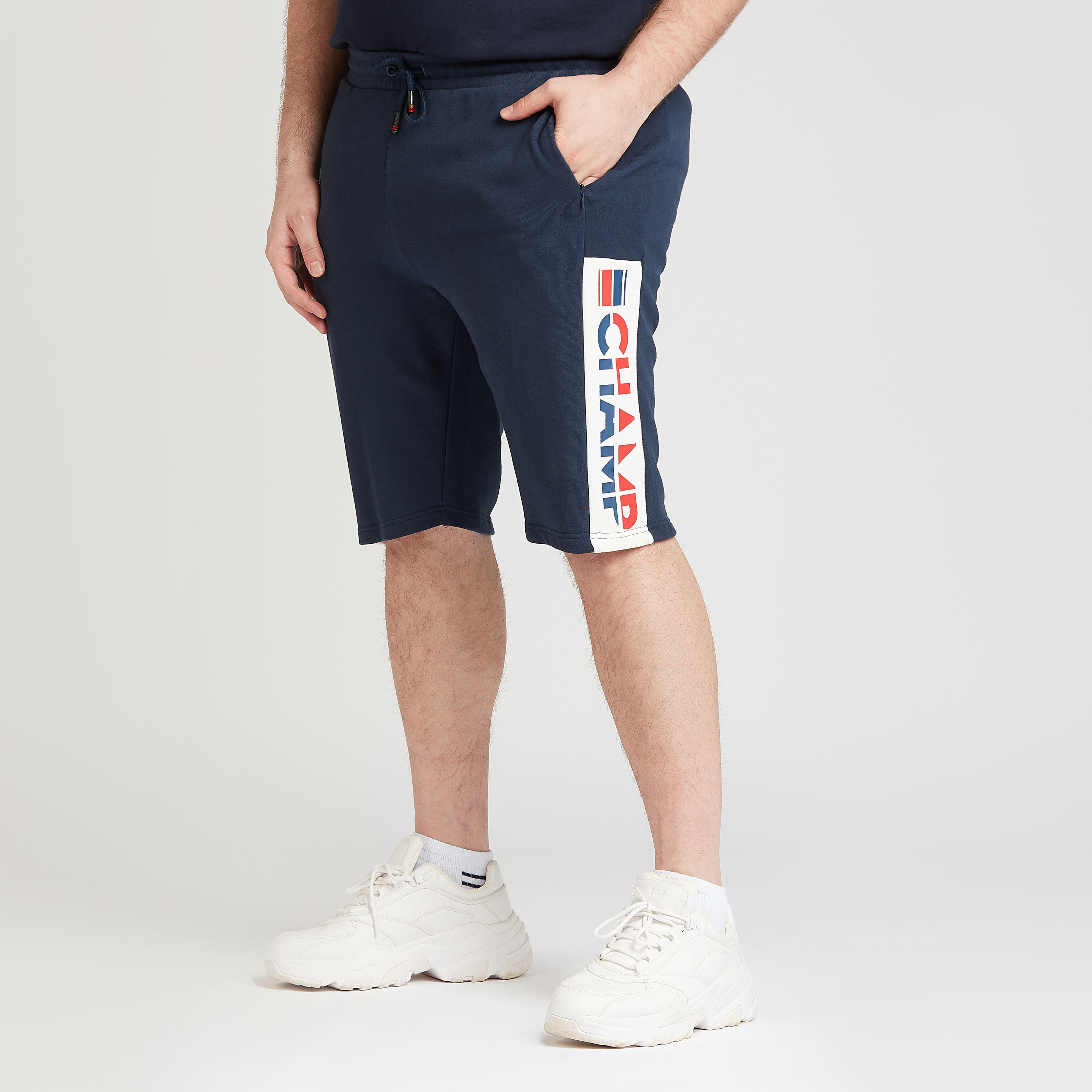 شورت بخصر متوسط الارتفاع ورباط وجيوب وطبعات-men-clothing-bottoms-shorts-image-1