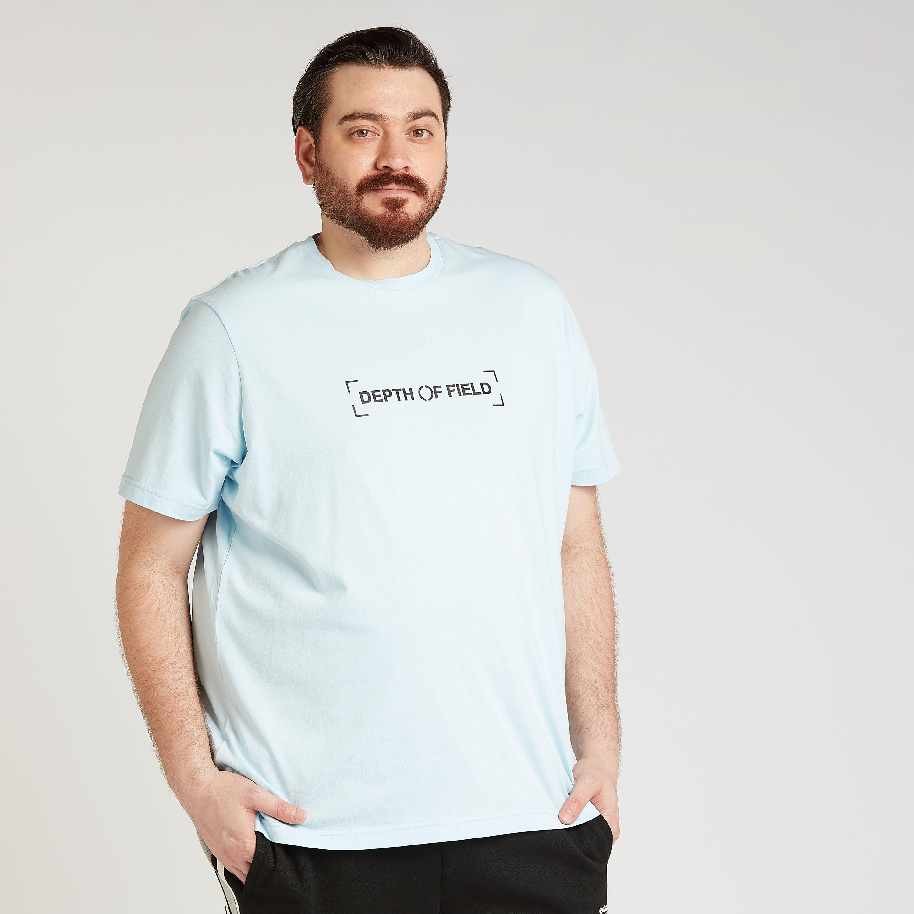 تيشيرت بياقة ضيّقة وأكمام قصيرة وطبعات تايبوجرافيك-men-clothing-tshirtsandpolos-tshirts-image-4