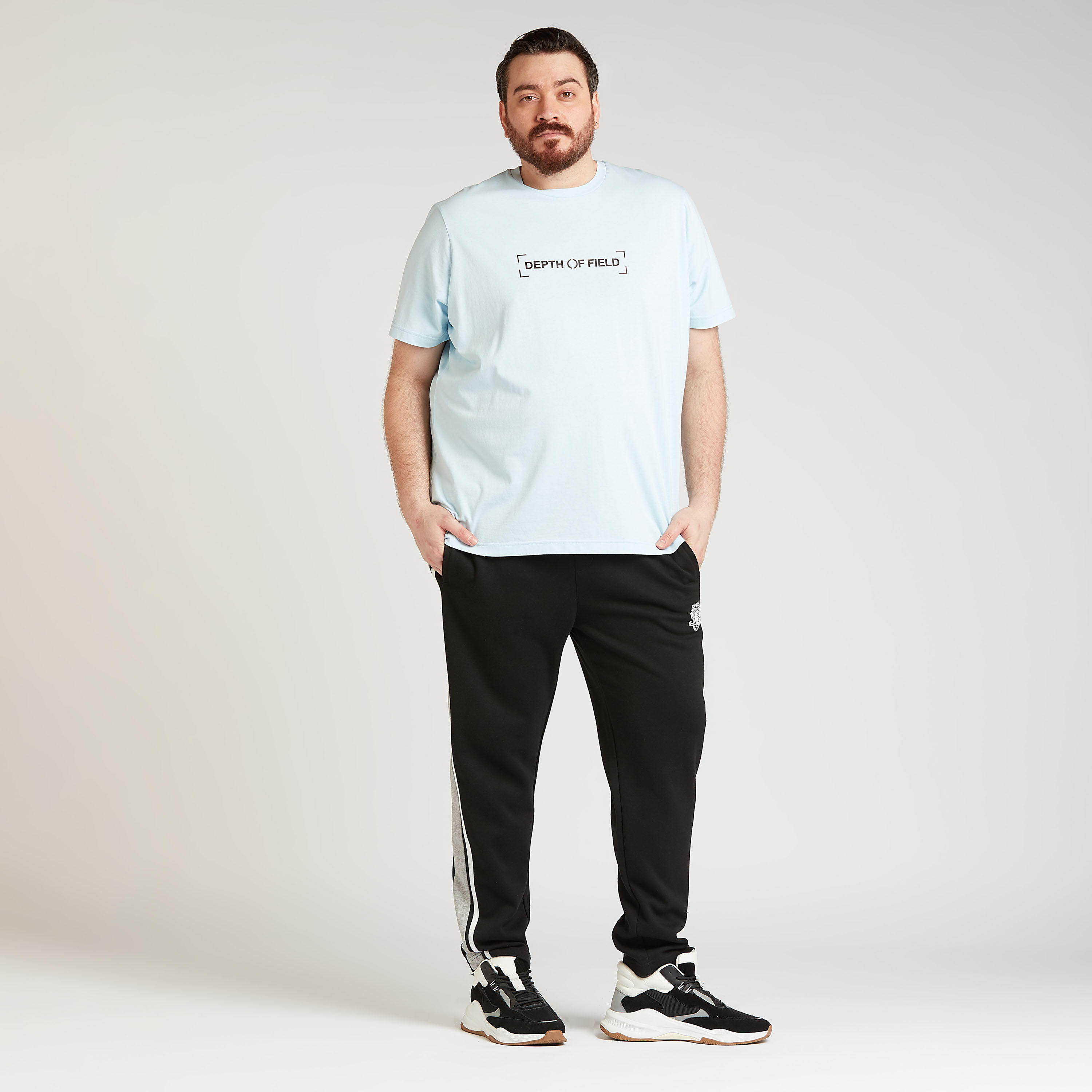 تيشيرت بياقة ضيّقة وأكمام قصيرة وطبعات تايبوجرافيك-men-clothing-tshirtsandpolos-tshirts-image-3