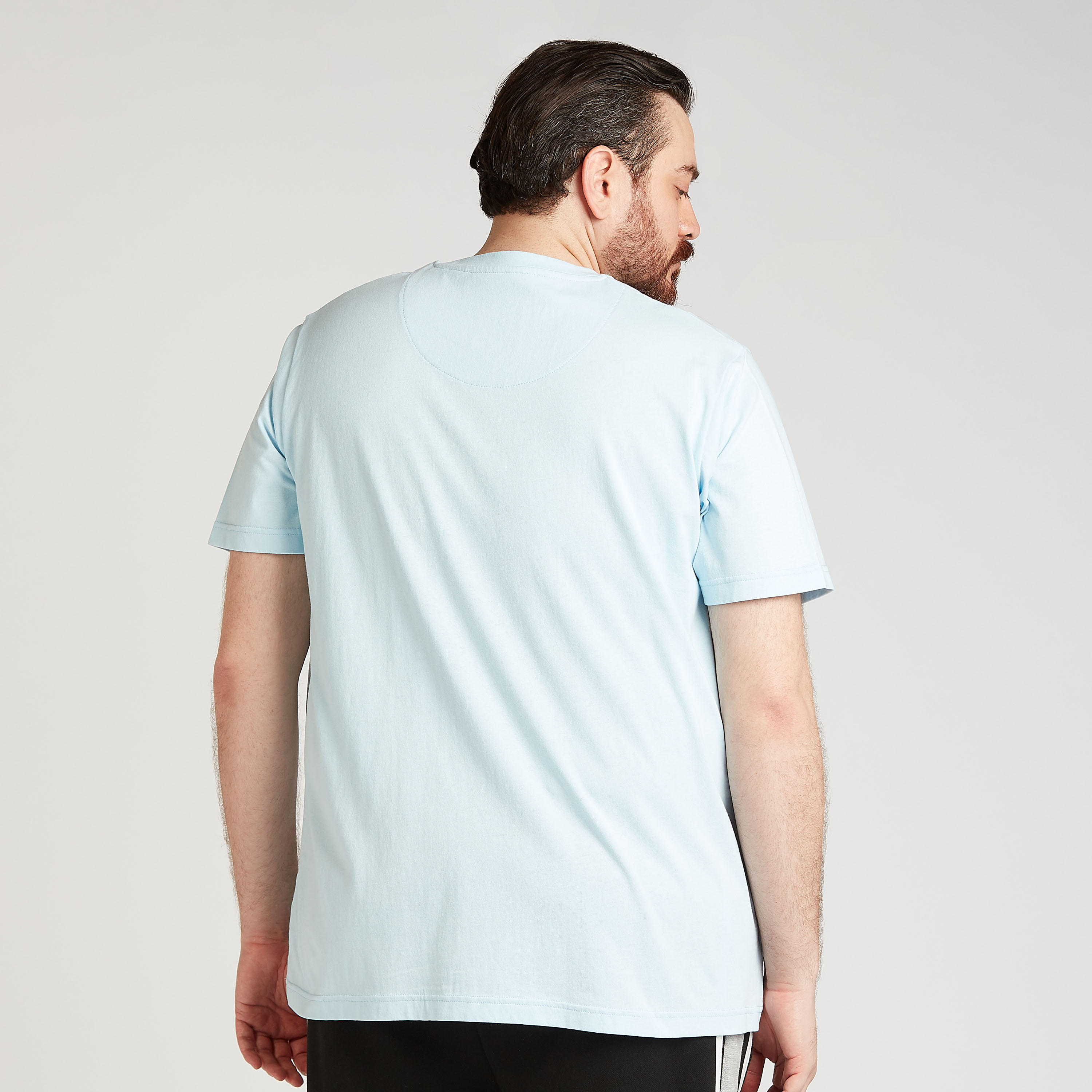 تيشيرت بياقة ضيّقة وأكمام قصيرة وطبعات تايبوجرافيك-men-clothing-tshirtsandpolos-tshirts-image-1