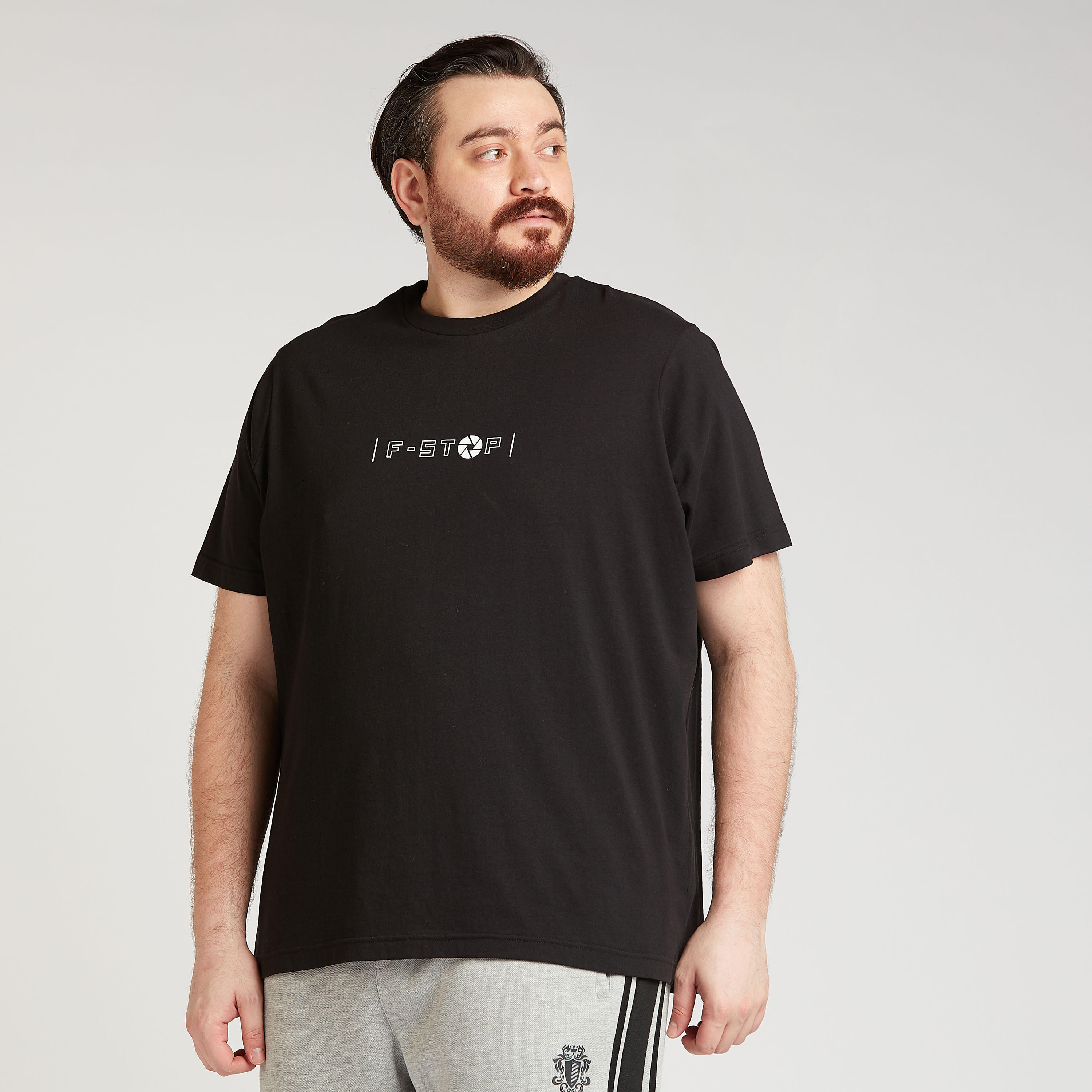 تيشيرت بياقة ضيّقة وأكمام قصيرة وطبعات تايبوجرافيك-men-clothing-tshirtsandpolos-tshirts-image-4