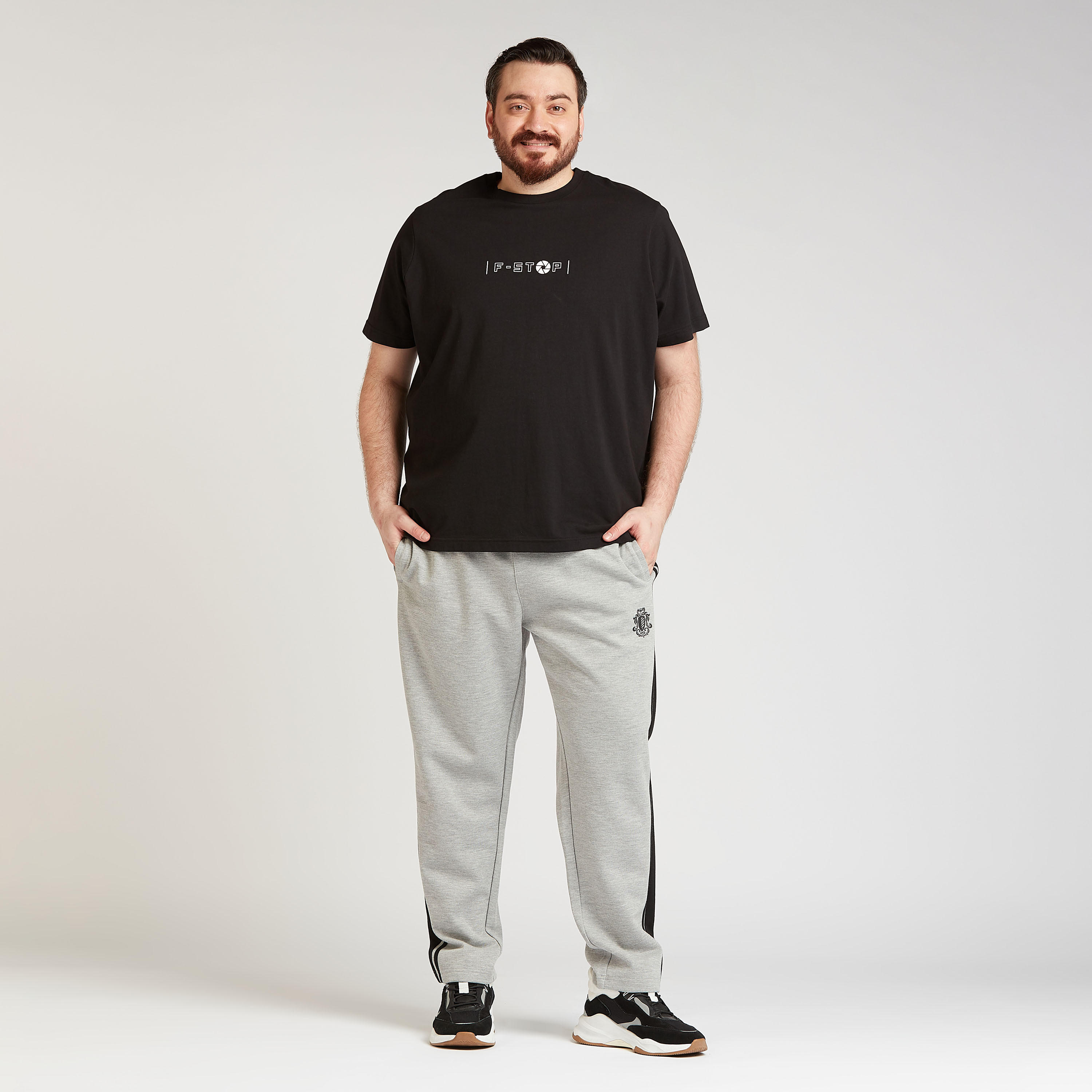 تيشيرت بياقة ضيّقة وأكمام قصيرة وطبعات تايبوجرافيك-men-clothing-tshirtsandpolos-tshirts-image-3