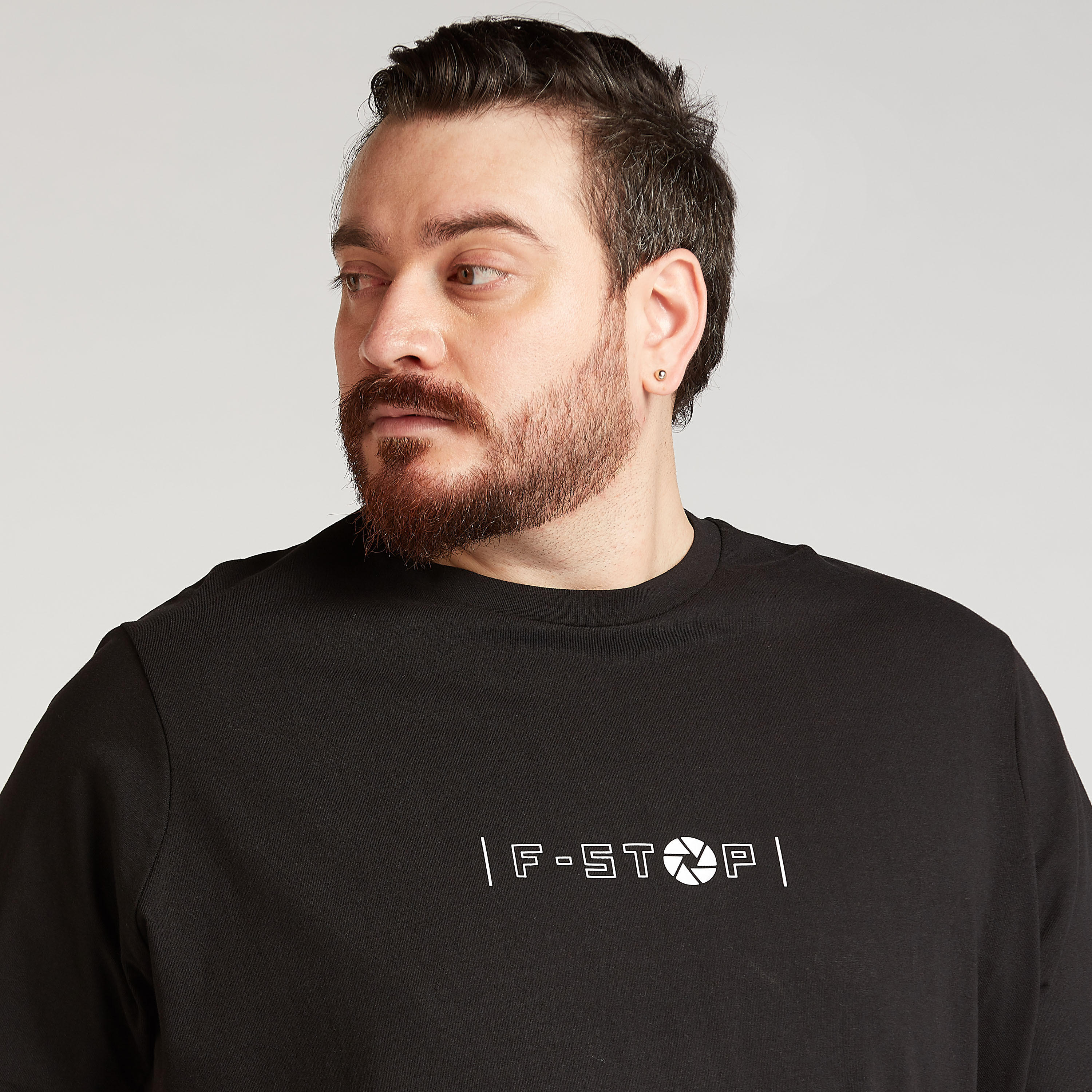 تيشيرت بياقة ضيّقة وأكمام قصيرة وطبعات تايبوجرافيك-men-clothing-tshirtsandpolos-tshirts-image-2