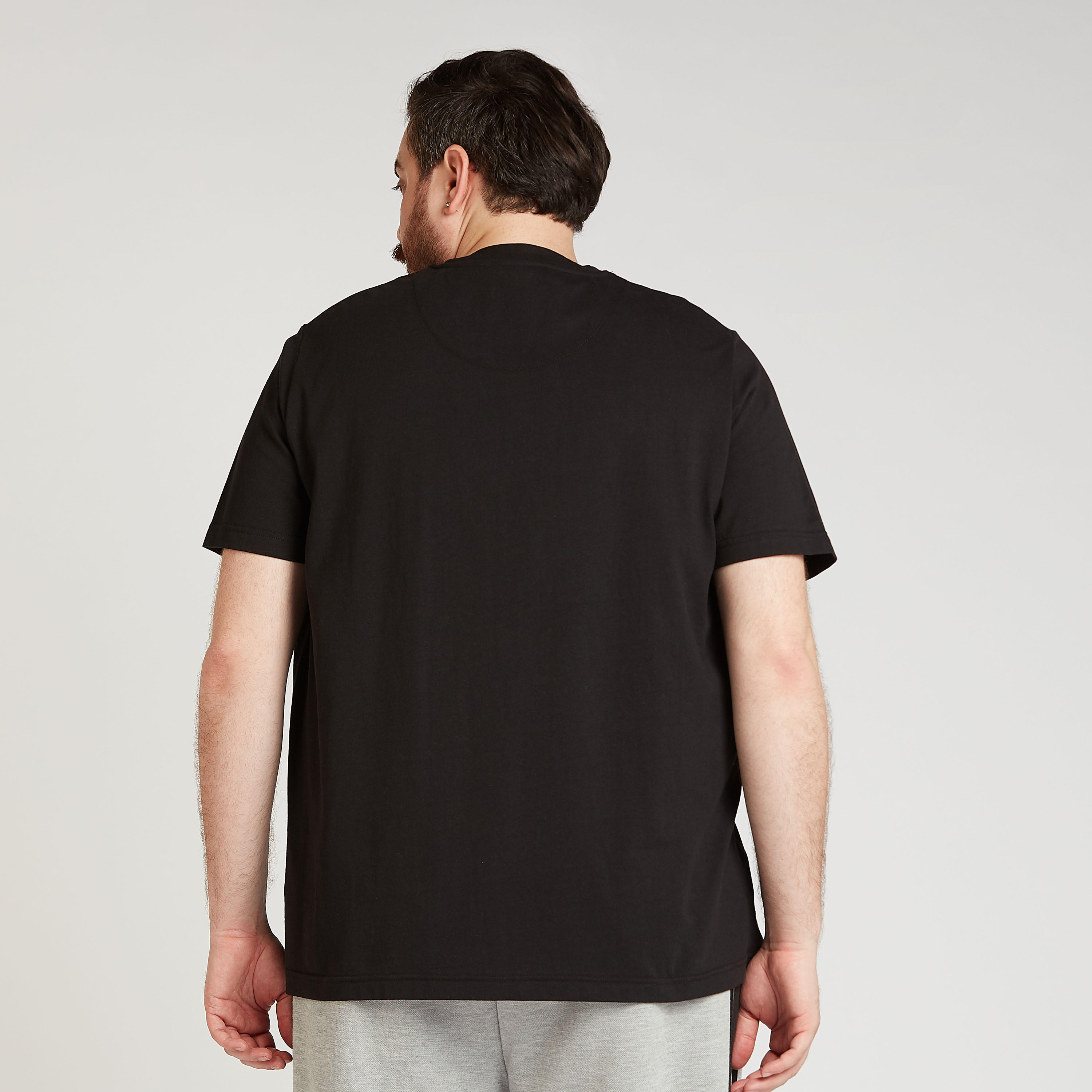 تيشيرت بياقة ضيّقة وأكمام قصيرة وطبعات تايبوجرافيك-men-clothing-tshirtsandpolos-tshirts-image-1