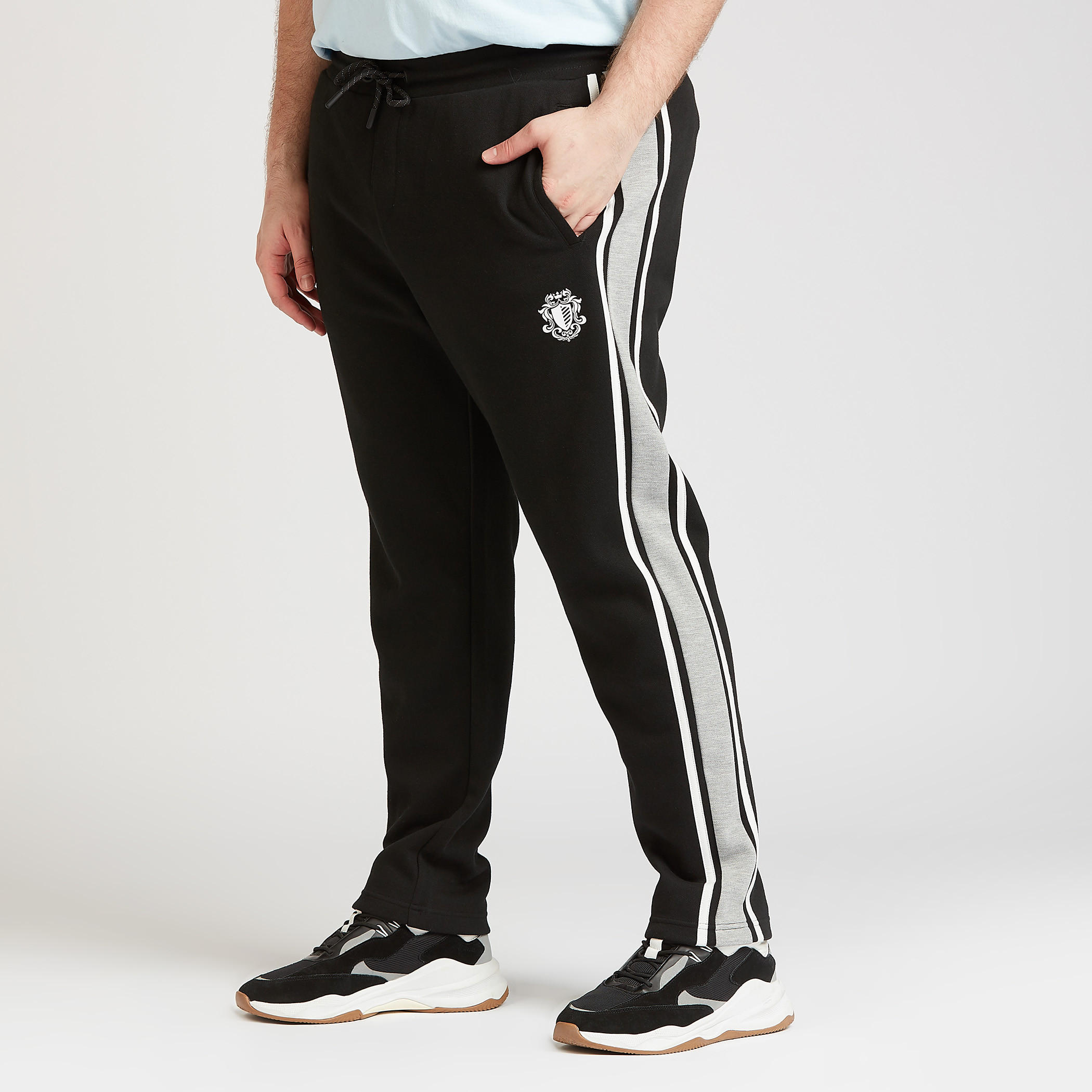 بنطلون رياضي بخصر متوسط الإرتفاع وتفاصيل شريطة وجيوب ورباط-men-clothing-bottoms-trousersandchinos-trousers-image-1
