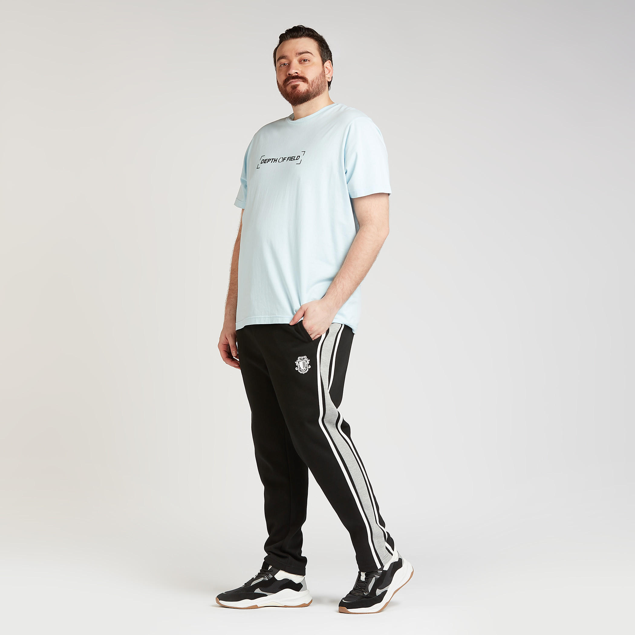 بنطلون رياضي بخصر متوسط الإرتفاع وتفاصيل شريطة وجيوب ورباط-men-clothing-bottoms-trousersandchinos-trousers-image-2