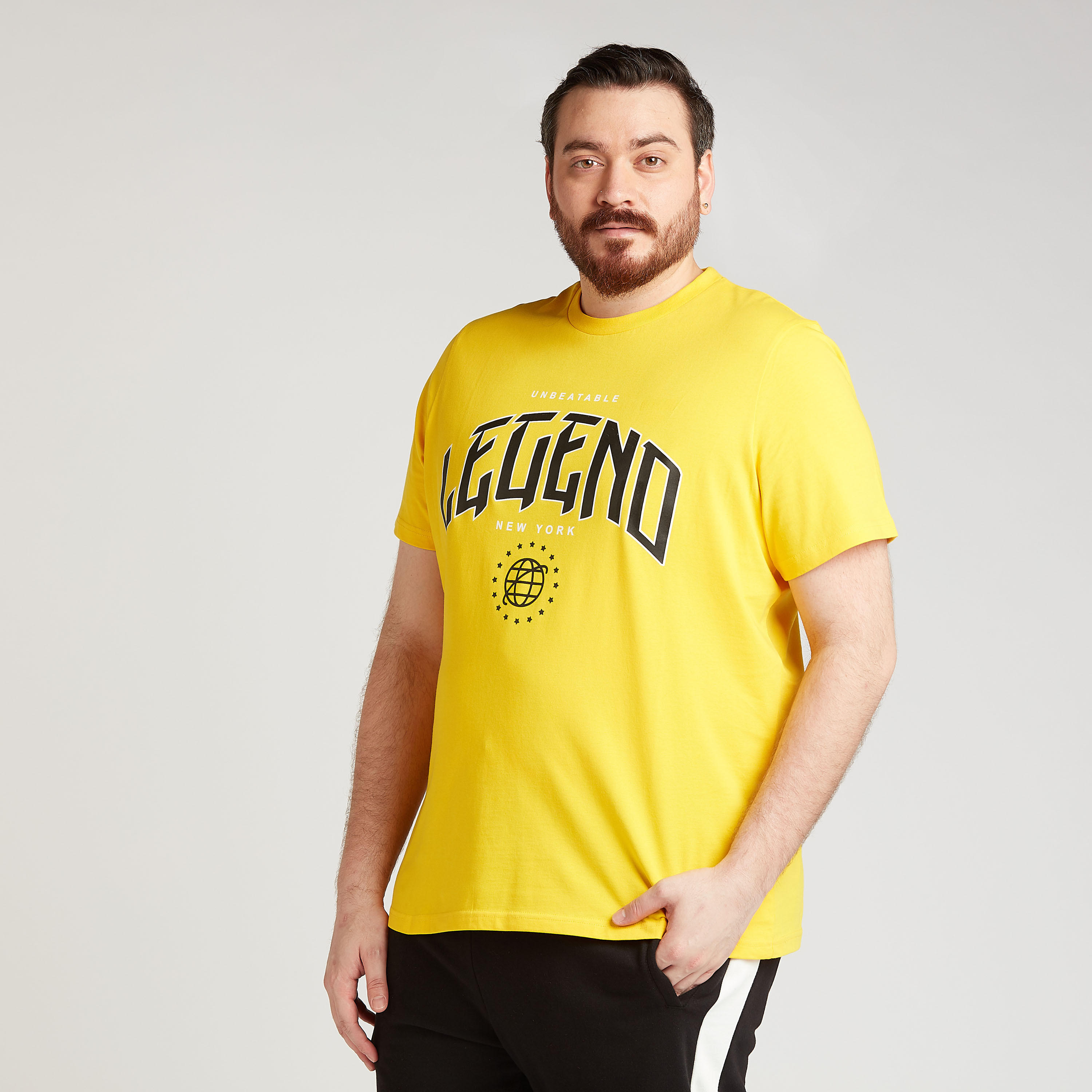 تيشيرت بياقة ضيّقة وأكمام قصيرة وطبعات تايبوجرافيك-men-clothing-tshirtsandpolos-tshirts-image-1