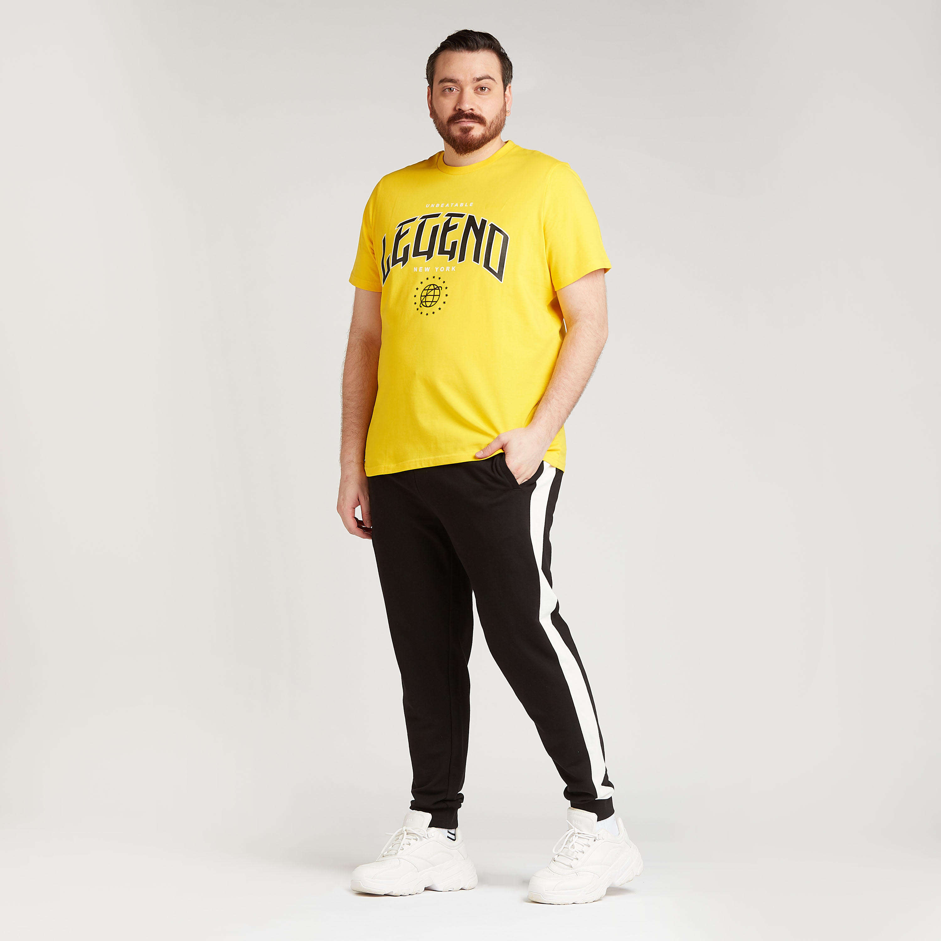تيشيرت بياقة ضيّقة وأكمام قصيرة وطبعات تايبوجرافيك-men-clothing-tshirtsandpolos-tshirts-image-2