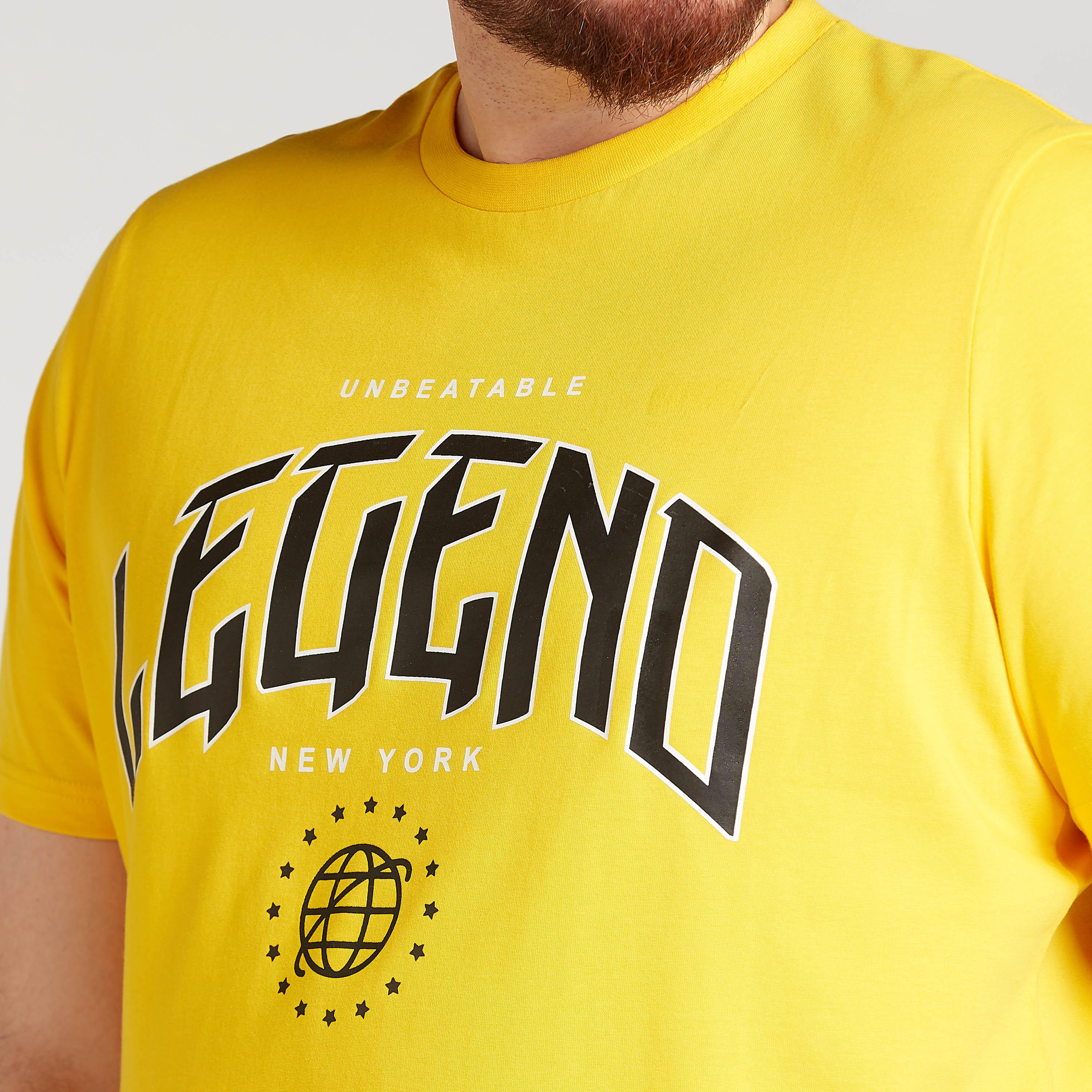 تيشيرت بياقة ضيّقة وأكمام قصيرة وطبعات تايبوجرافيك-men-clothing-tshirtsandpolos-tshirts-image-3