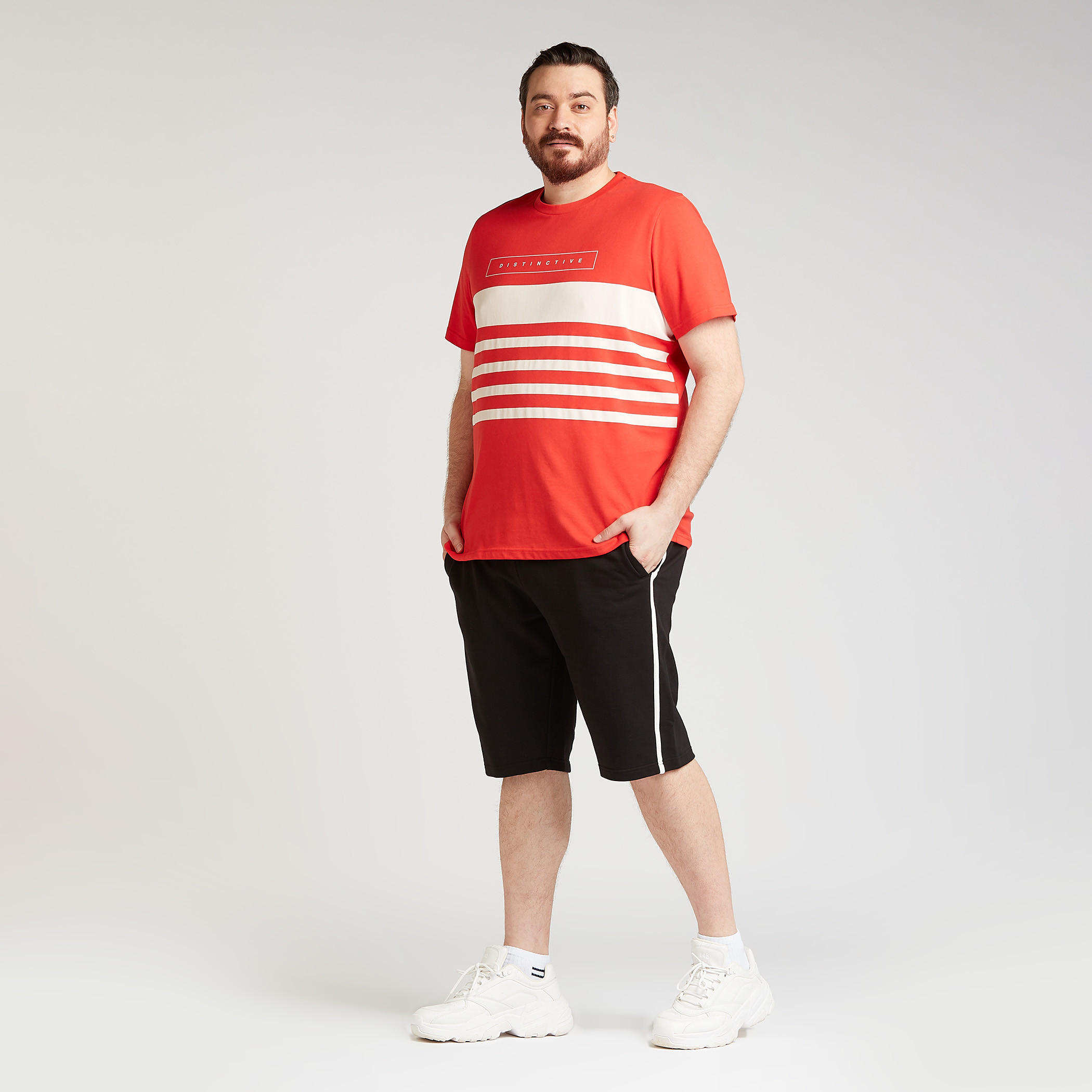 تيشيرت  بياقة ضيّقة وأكمام قصيرة وطبعات-men-clothing-tshirtsandpolos-tshirts-image-2