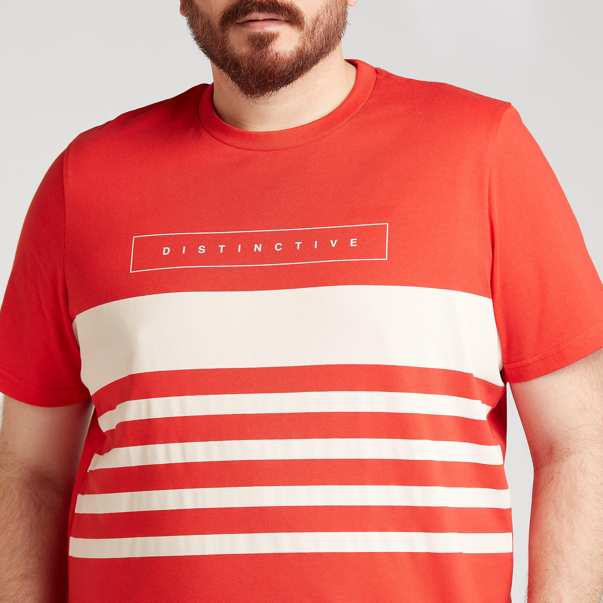 تيشيرت  بياقة ضيّقة وأكمام قصيرة وطبعات-men-clothing-tshirtsandpolos-tshirts-image-3