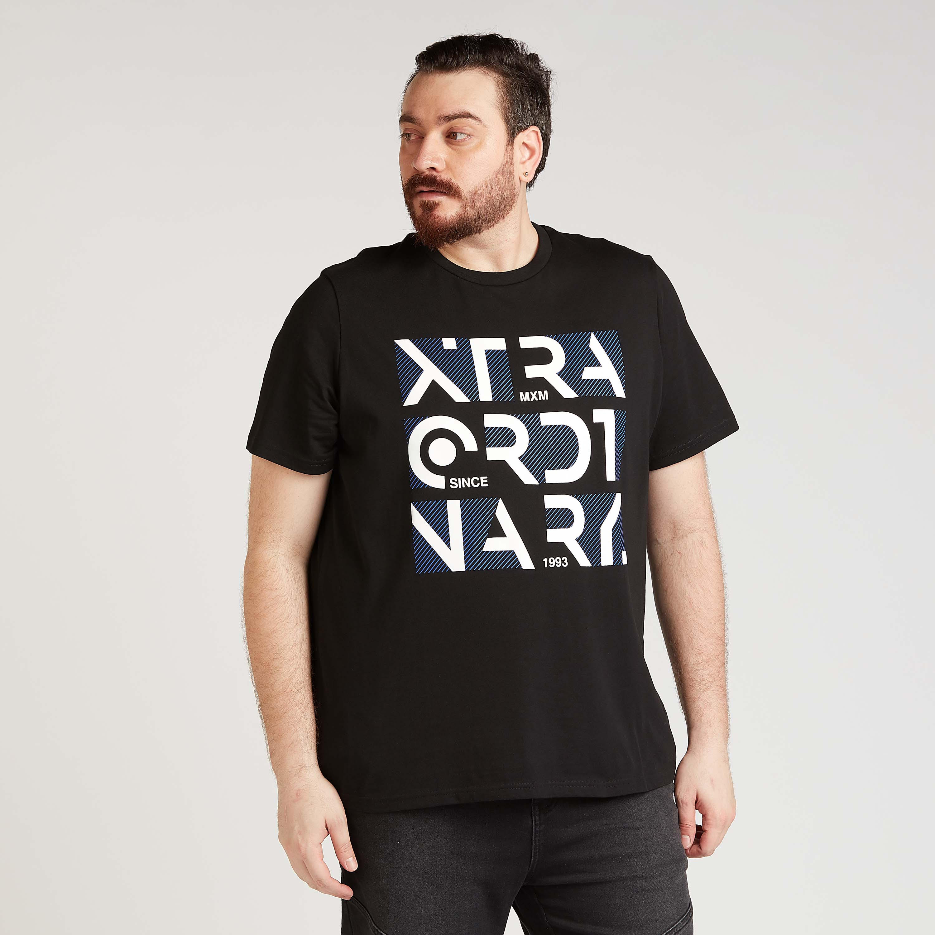 تيشيرت بياقة ضيّقة وأكمام قصيرة وطبعات تايبوجرافيك-men-clothing-tshirtsandpolos-tshirts-image-4