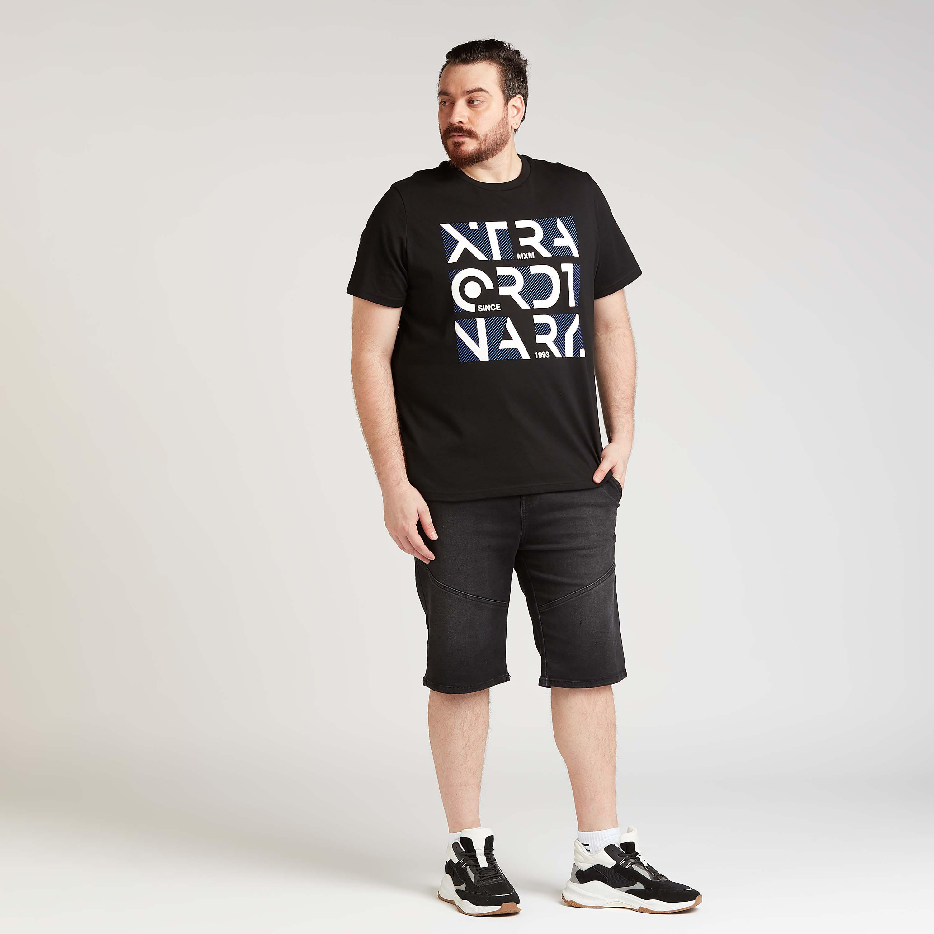تيشيرت بياقة ضيّقة وأكمام قصيرة وطبعات تايبوجرافيك-men-clothing-tshirtsandpolos-tshirts-image-3